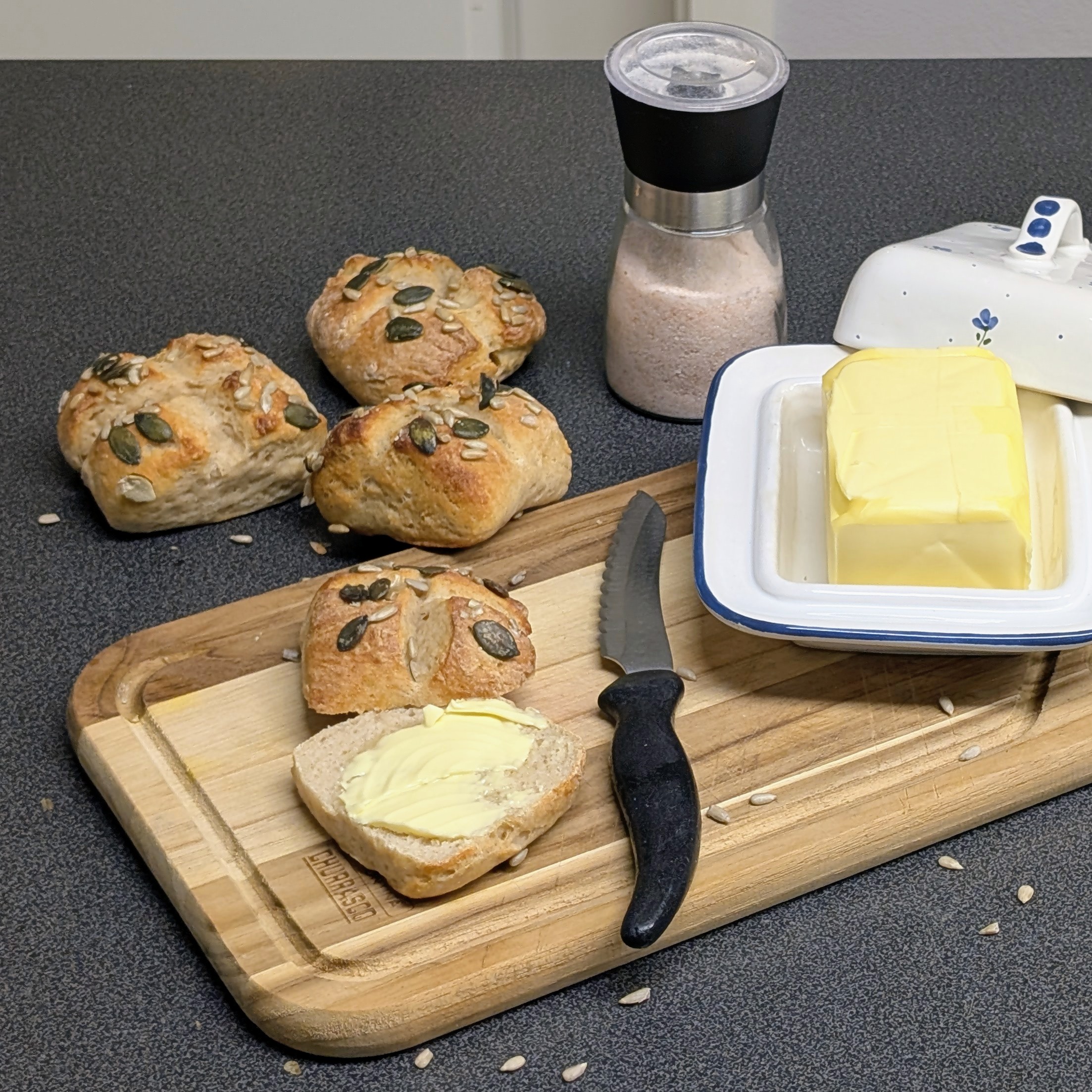 Quark-Dinkel-Brötchen mit Kernen