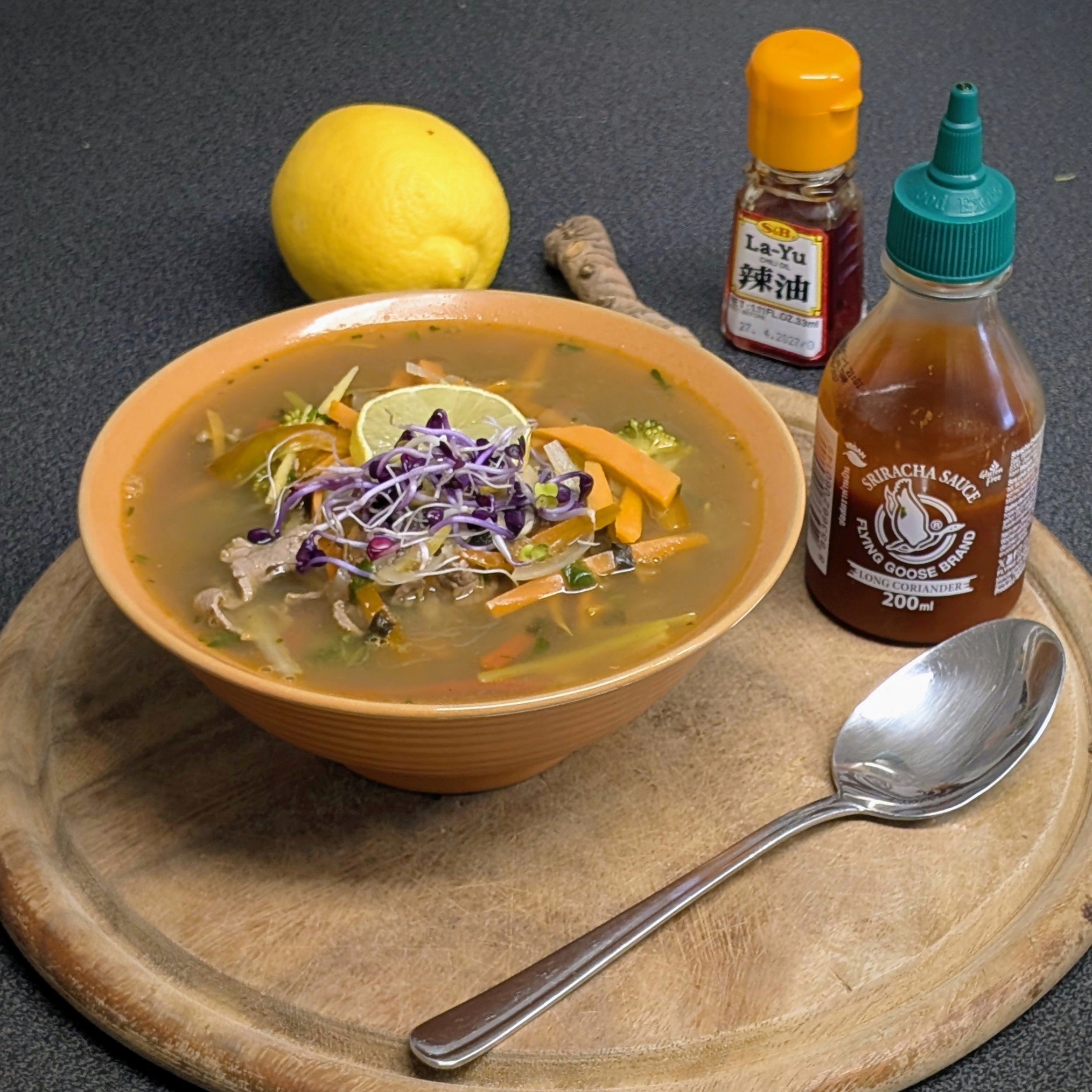 Asiatische Gemüse-Rindfleischsuppe