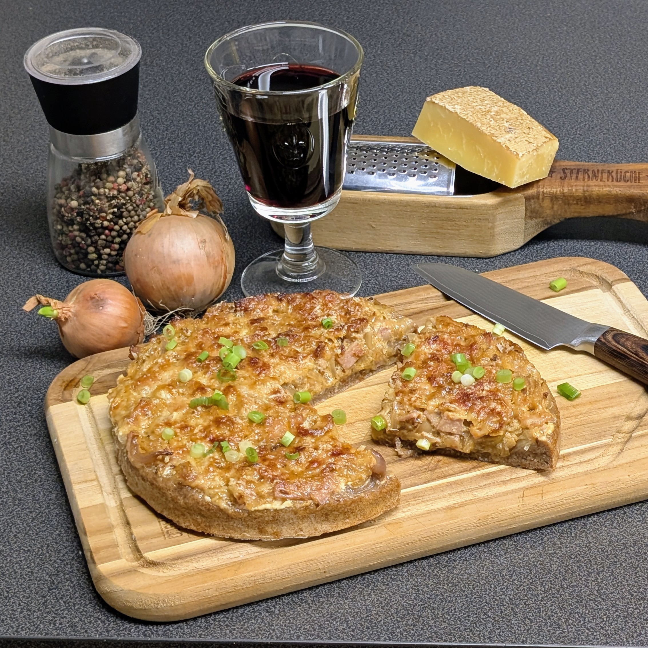 Zwiebelkuchen mit Sauerteigboden