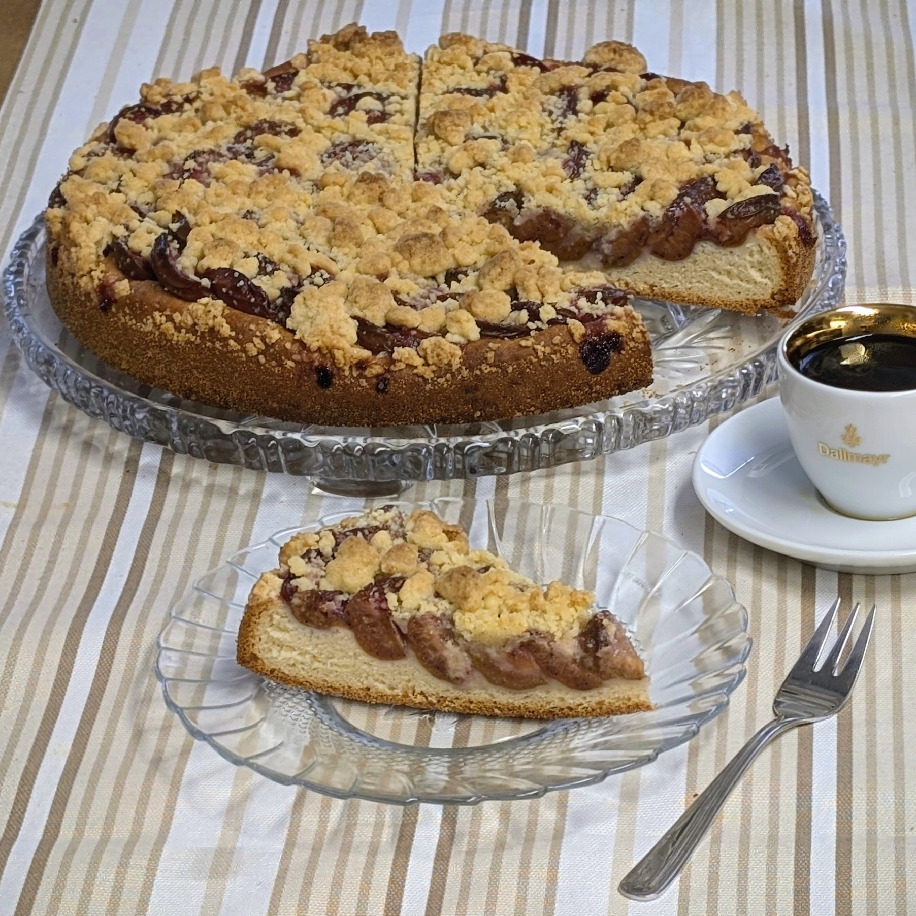 Pflaumenstreuselkuchen mit Hefeboden