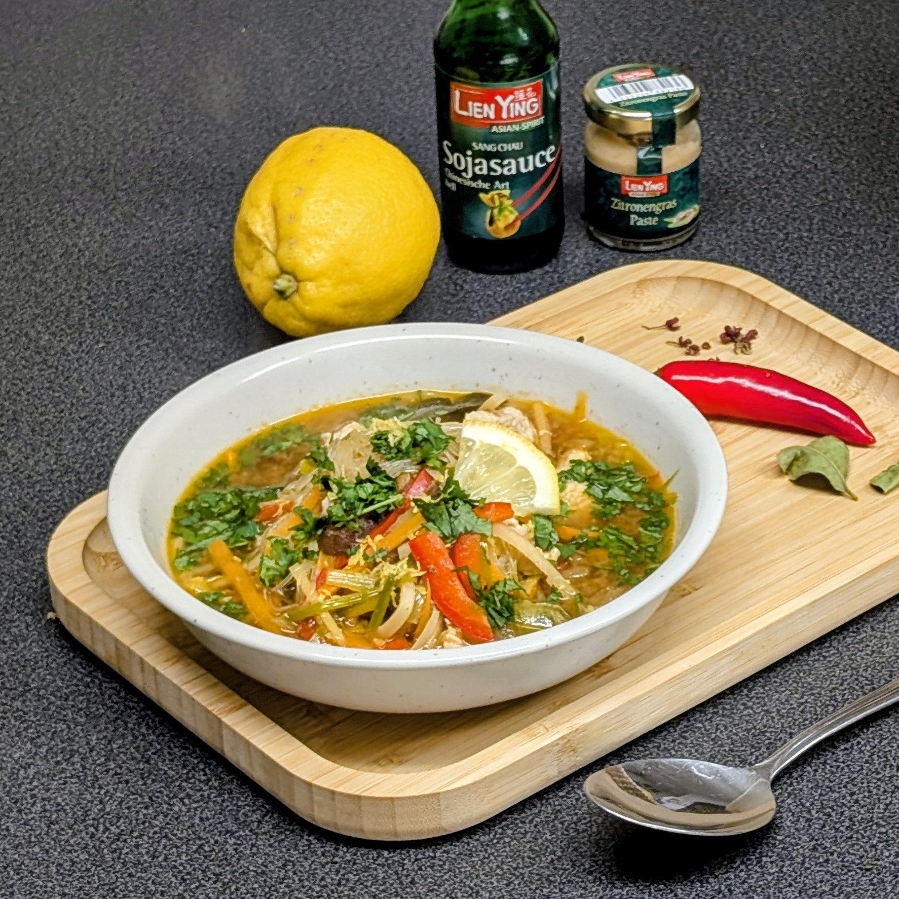 Glasnudelsuppe mit velvetierter Pute