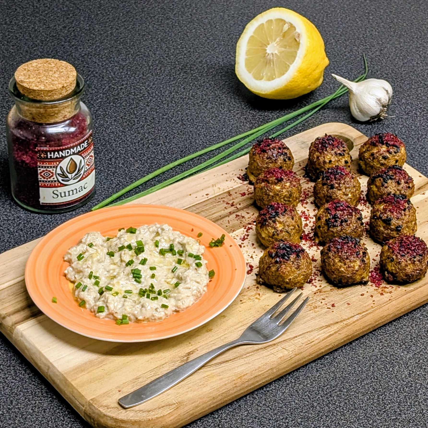 Blumenkohl-Hackbällchen mit Baba Ganoush Dip