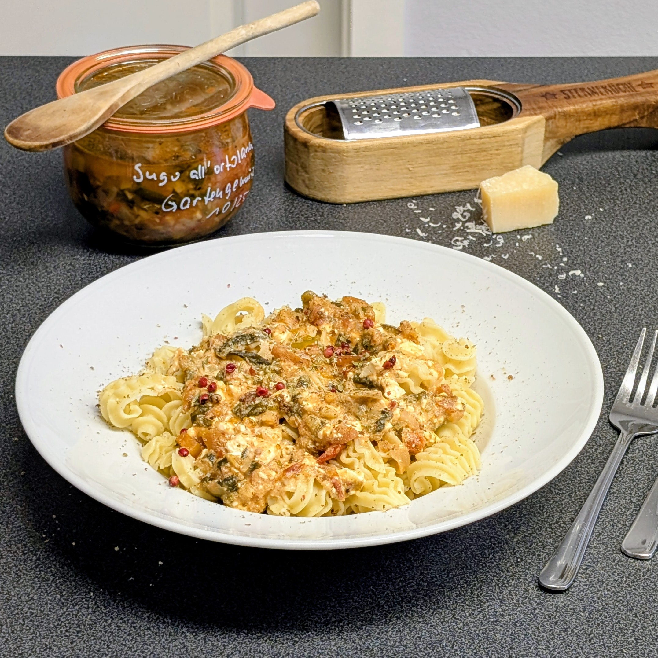 Radiatori mit cremigem Feta-Gemüse-Sugo