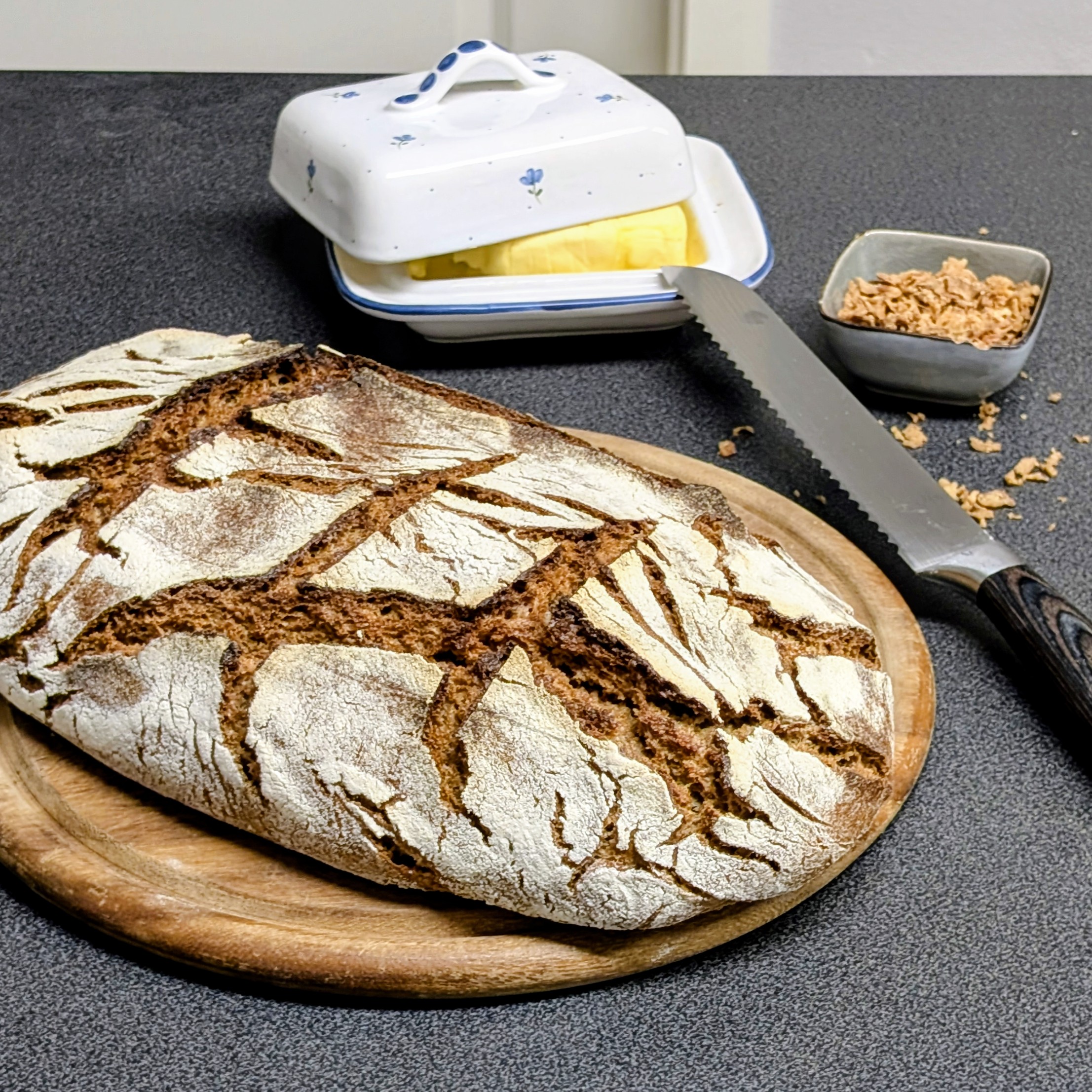 Rustikales Röstzwiebel-Brot aus Sauerteig