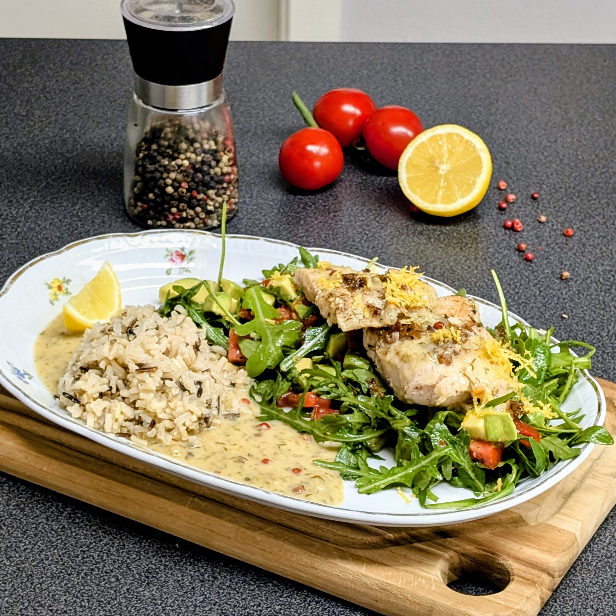 Gebratenes Welsfilet auf Rucola-Salatbett & Wildreis