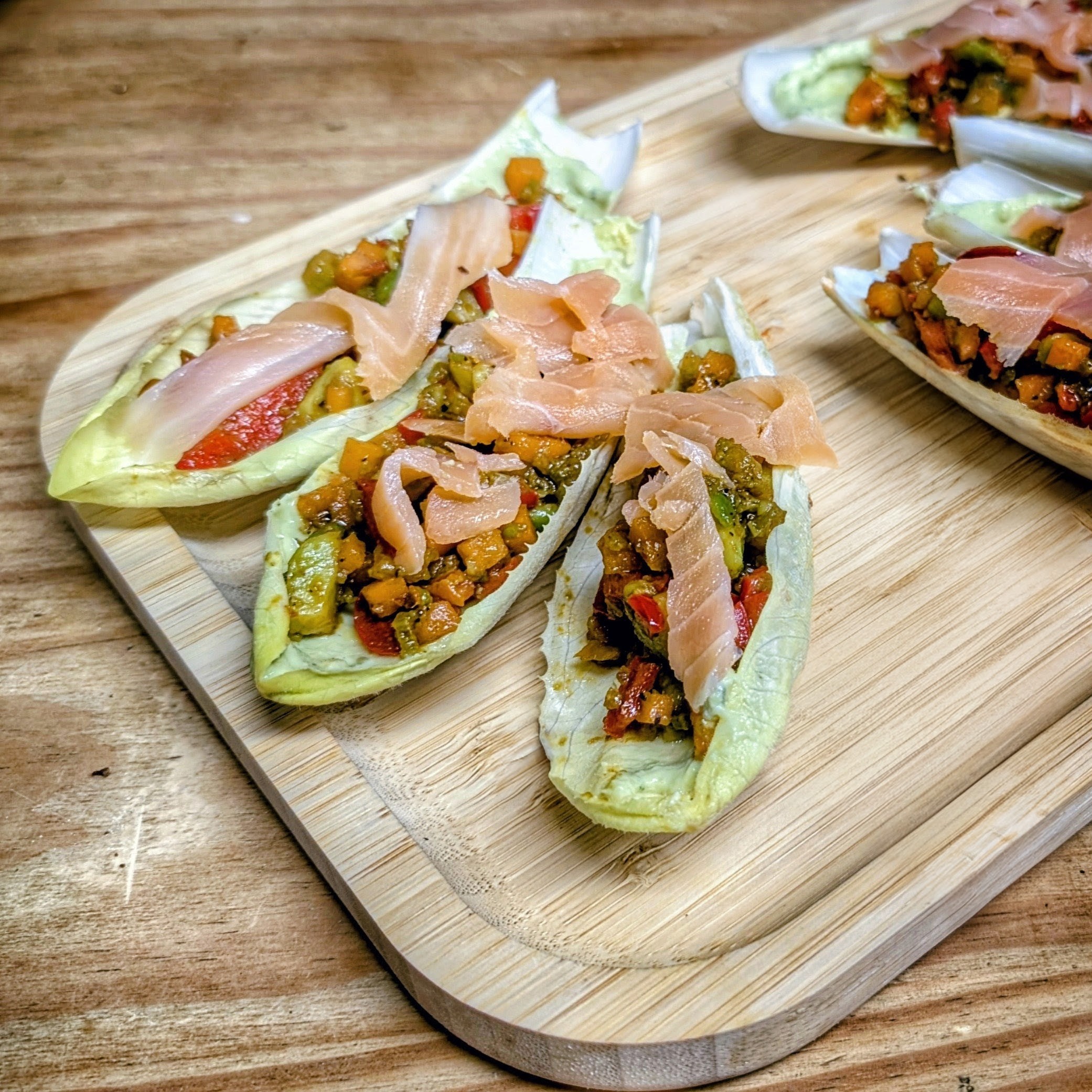 Chicorée-Schiffchen mit Teriyaki-Gemüse und Lachs