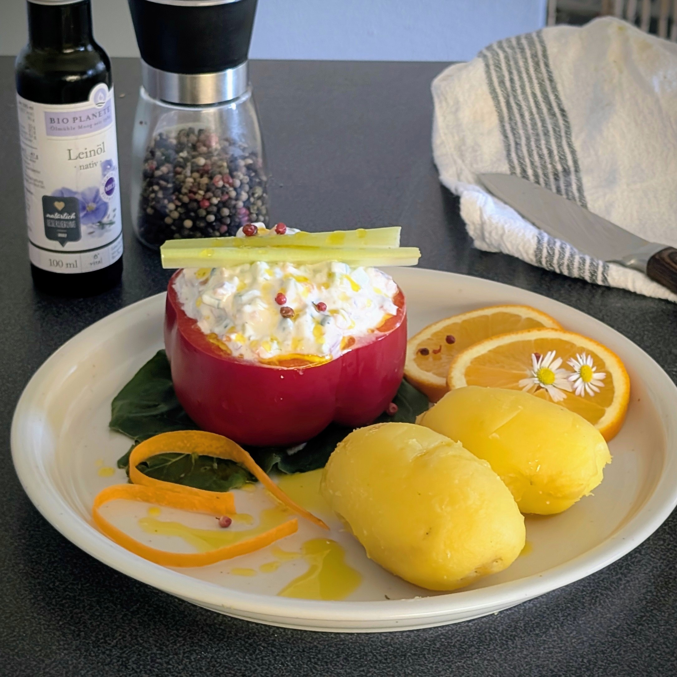 Bunter Gemüsequark in einer Paprika-Bowl