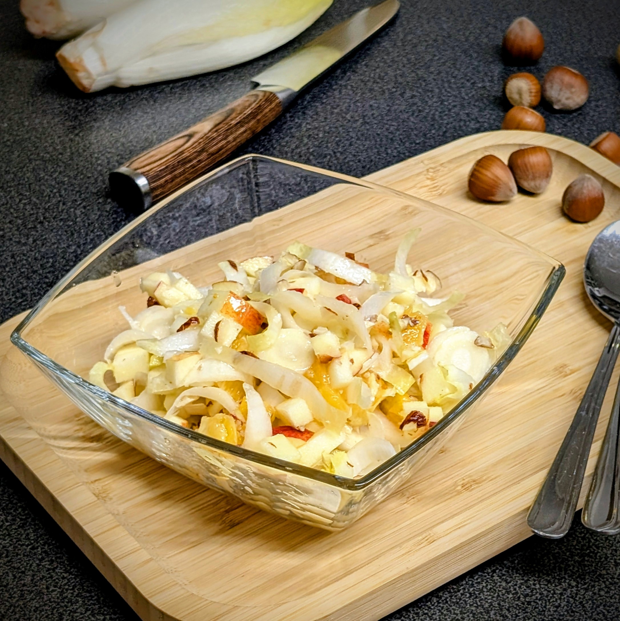 Chicorée-Apfel-Salat mit Aprikosenkernöl