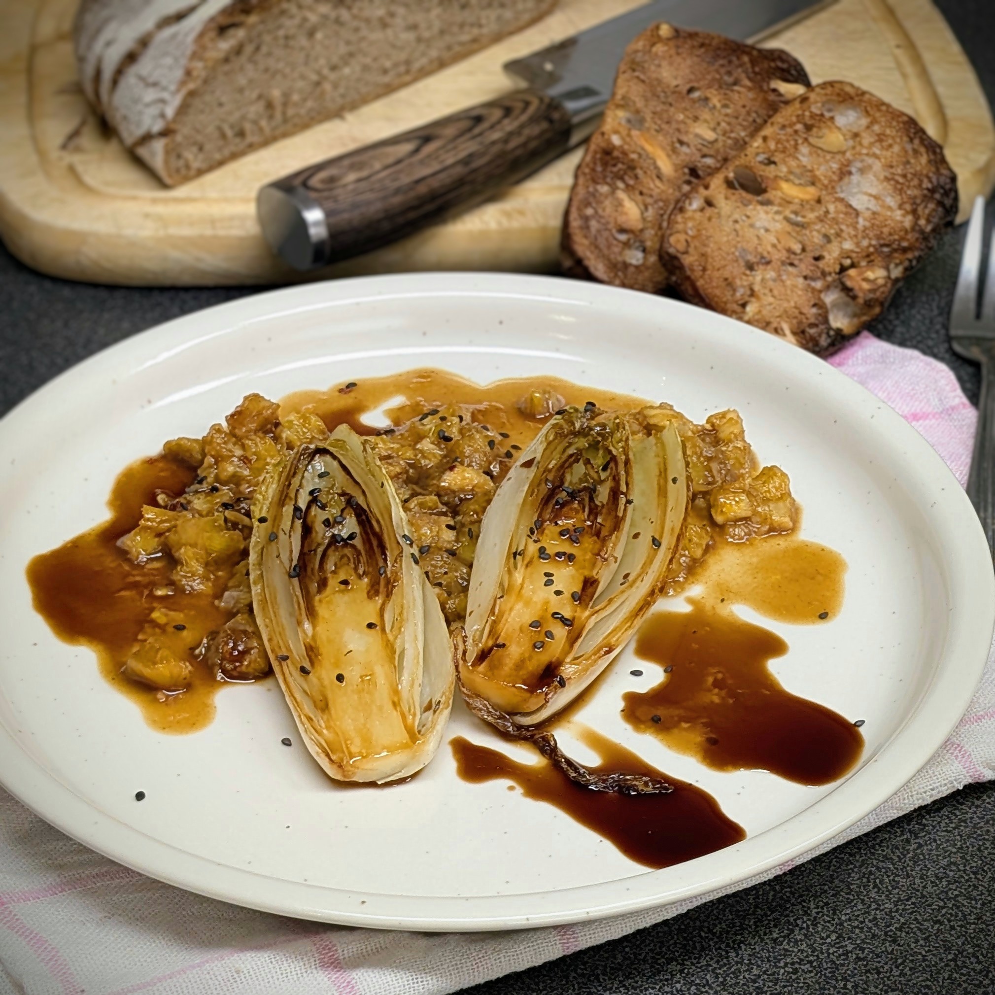 Karamellisierter Chicorée auf Orangen-Reduktion