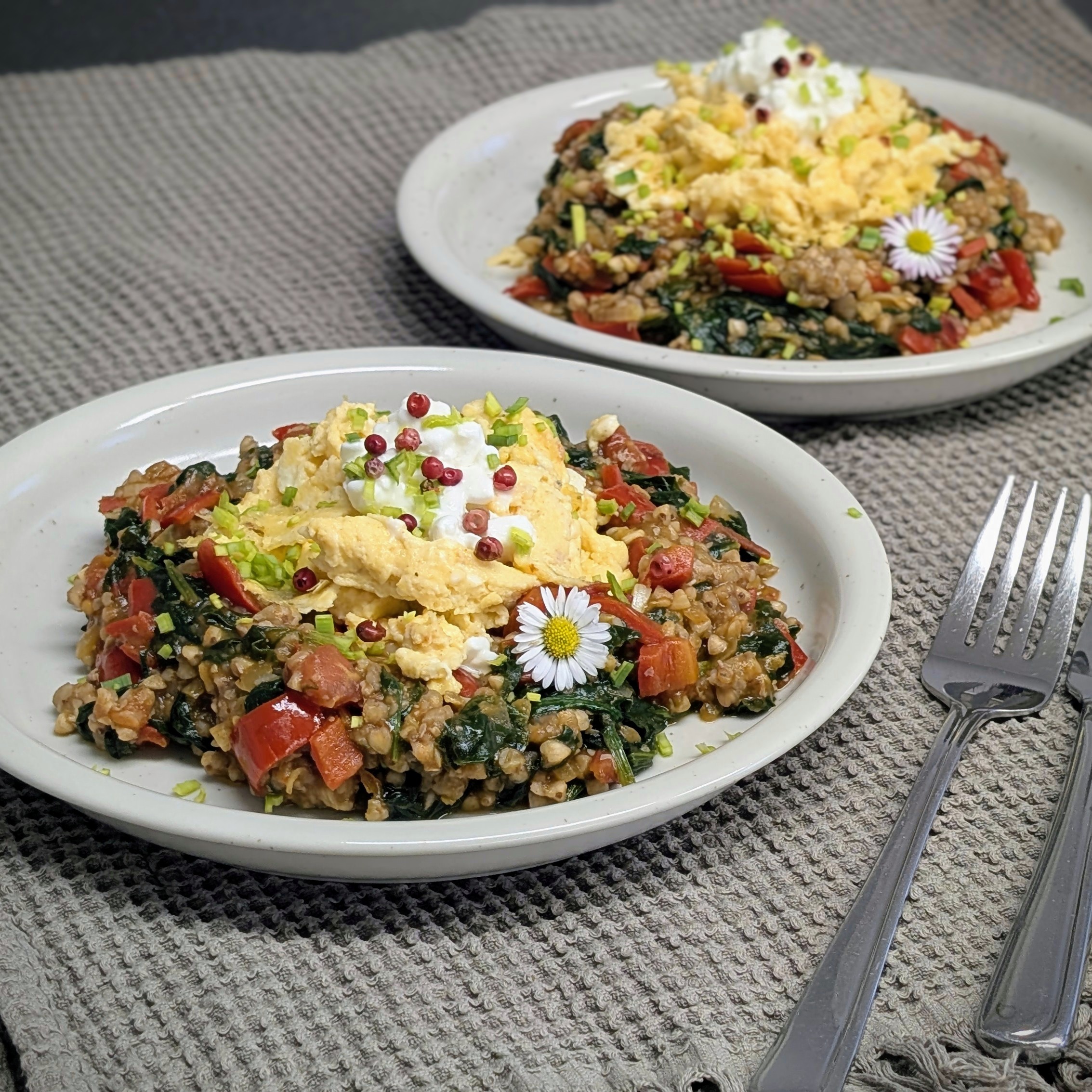 Bunte Spinatpfanne mit Buchweizen und Rührei