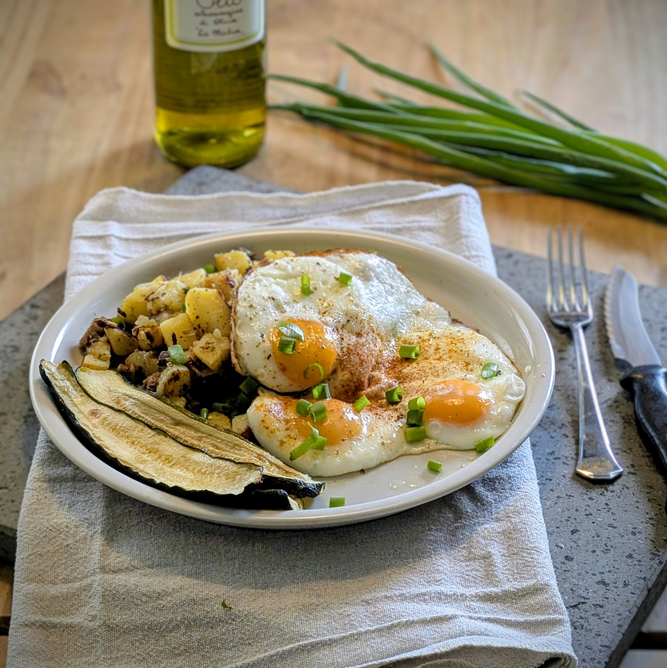 Bratkartoffeln mit Spiegelei und Bratwurstwürfel