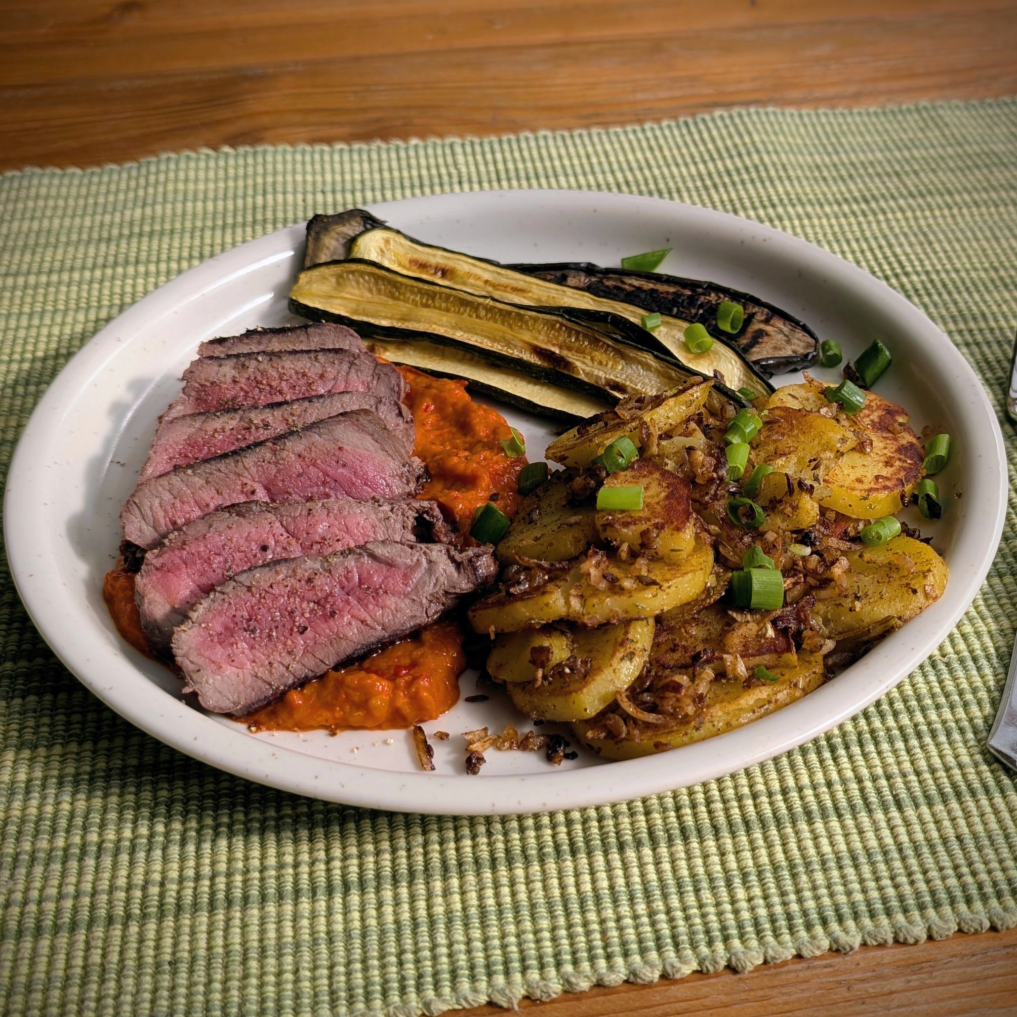 Rindersteak auf Ajvar mit Knusper-Kartoffeln