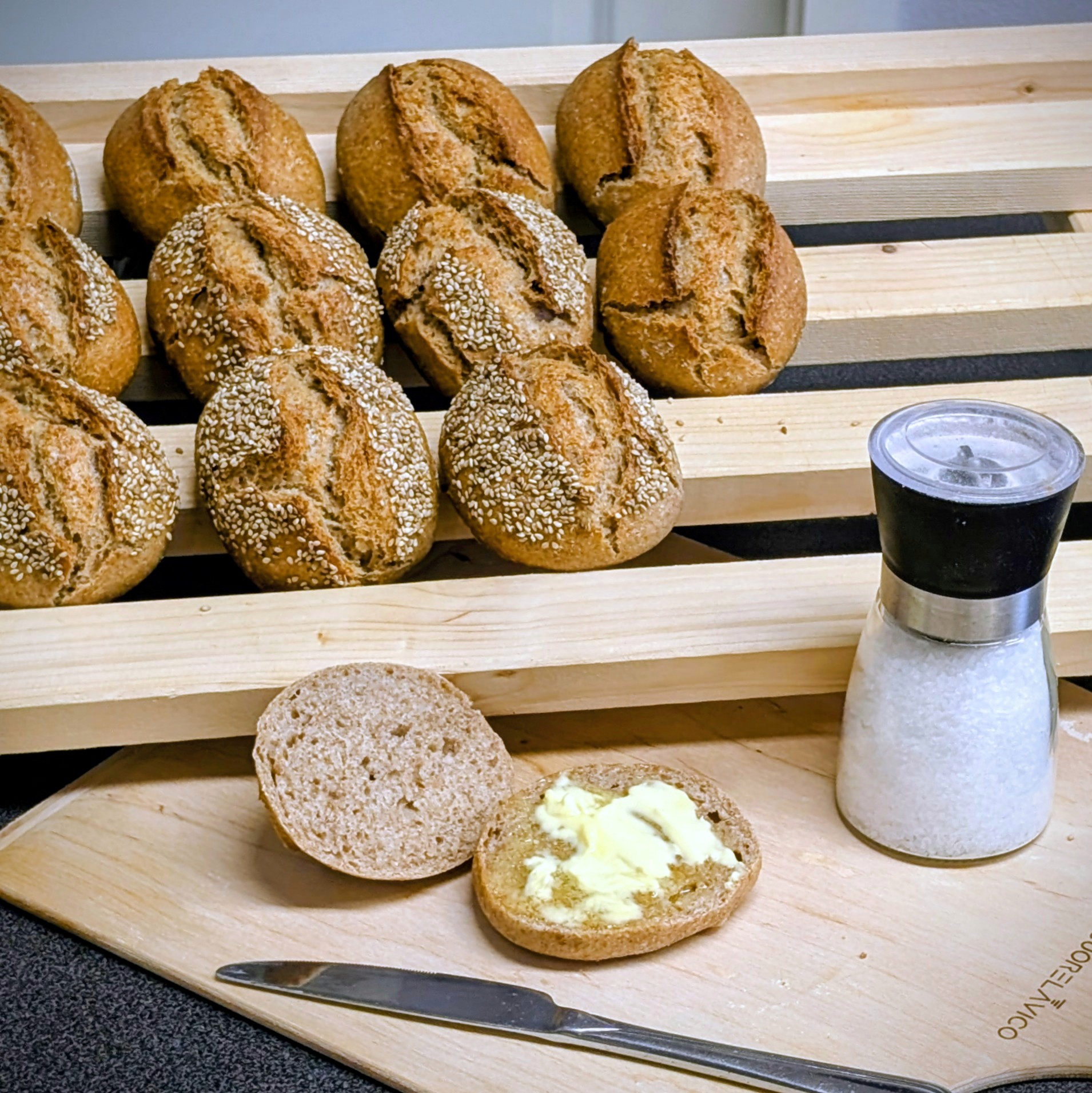 Weizenvollkorn-Brötchen mit Sauerteig und Sesam