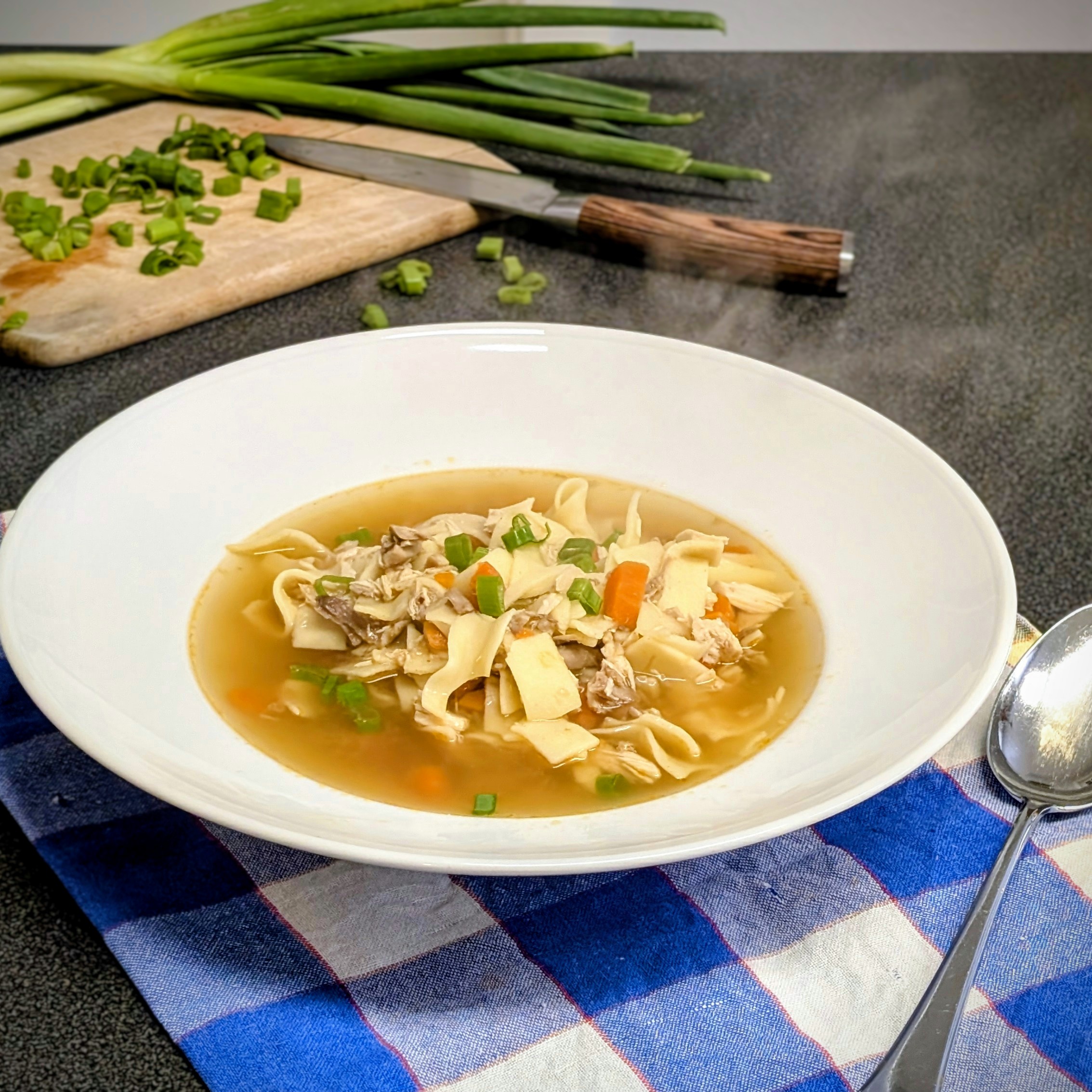 Klassischer Nudeleintopf mit Hühnchen
