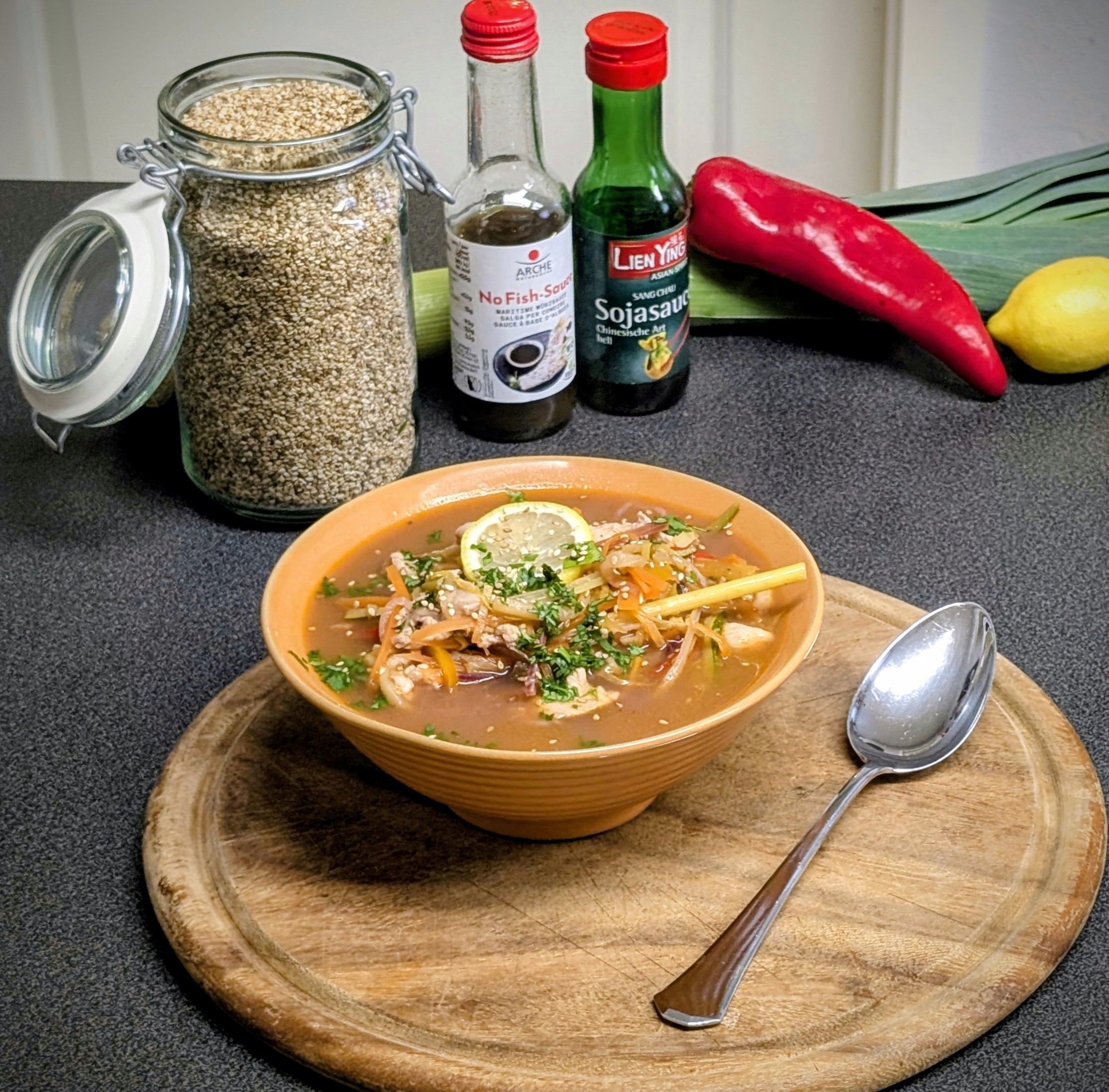 Hühnersuppe mit Gemüse und Konjak-Nudeln