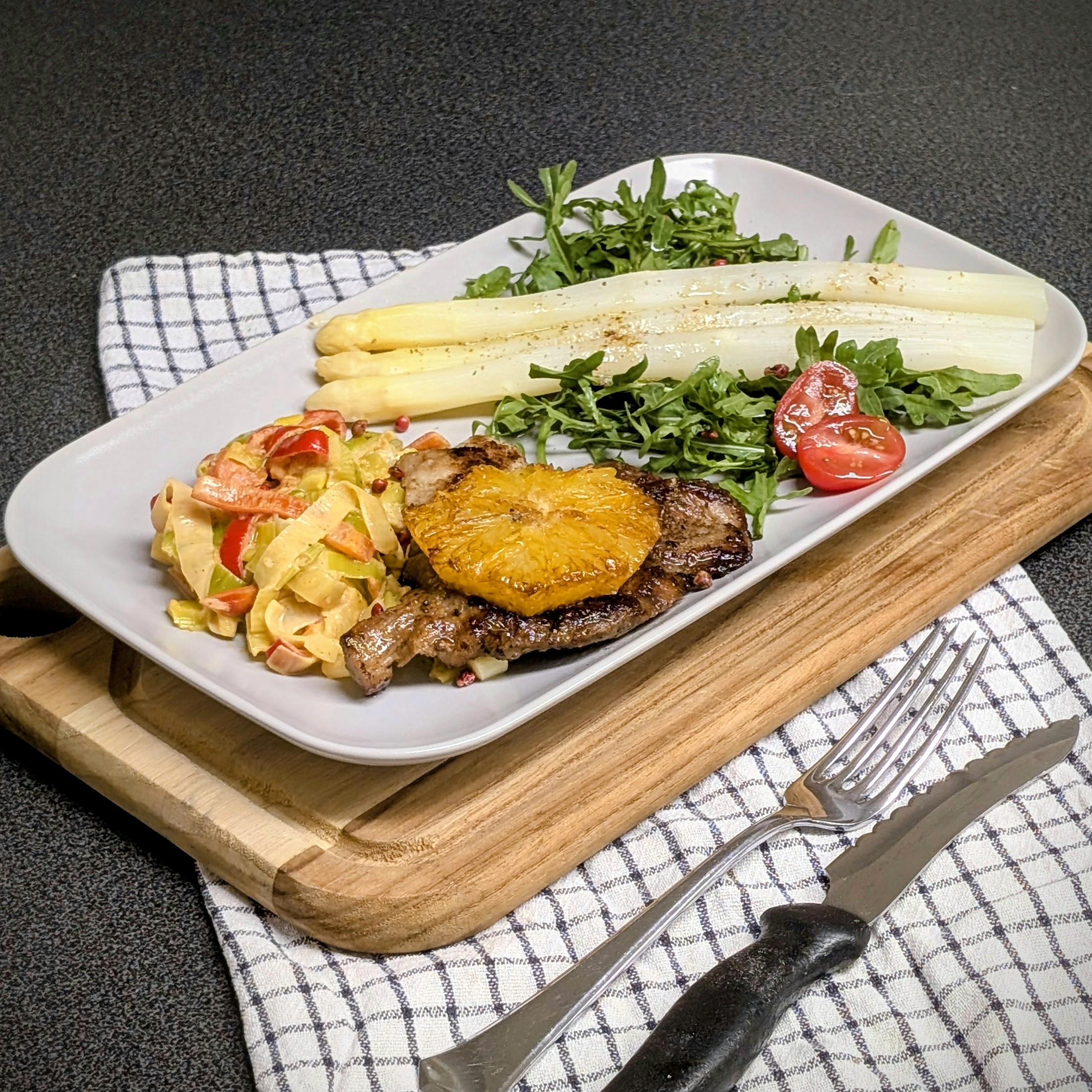 Schweinenackensteak auf cremigem Lauch-Gemüse