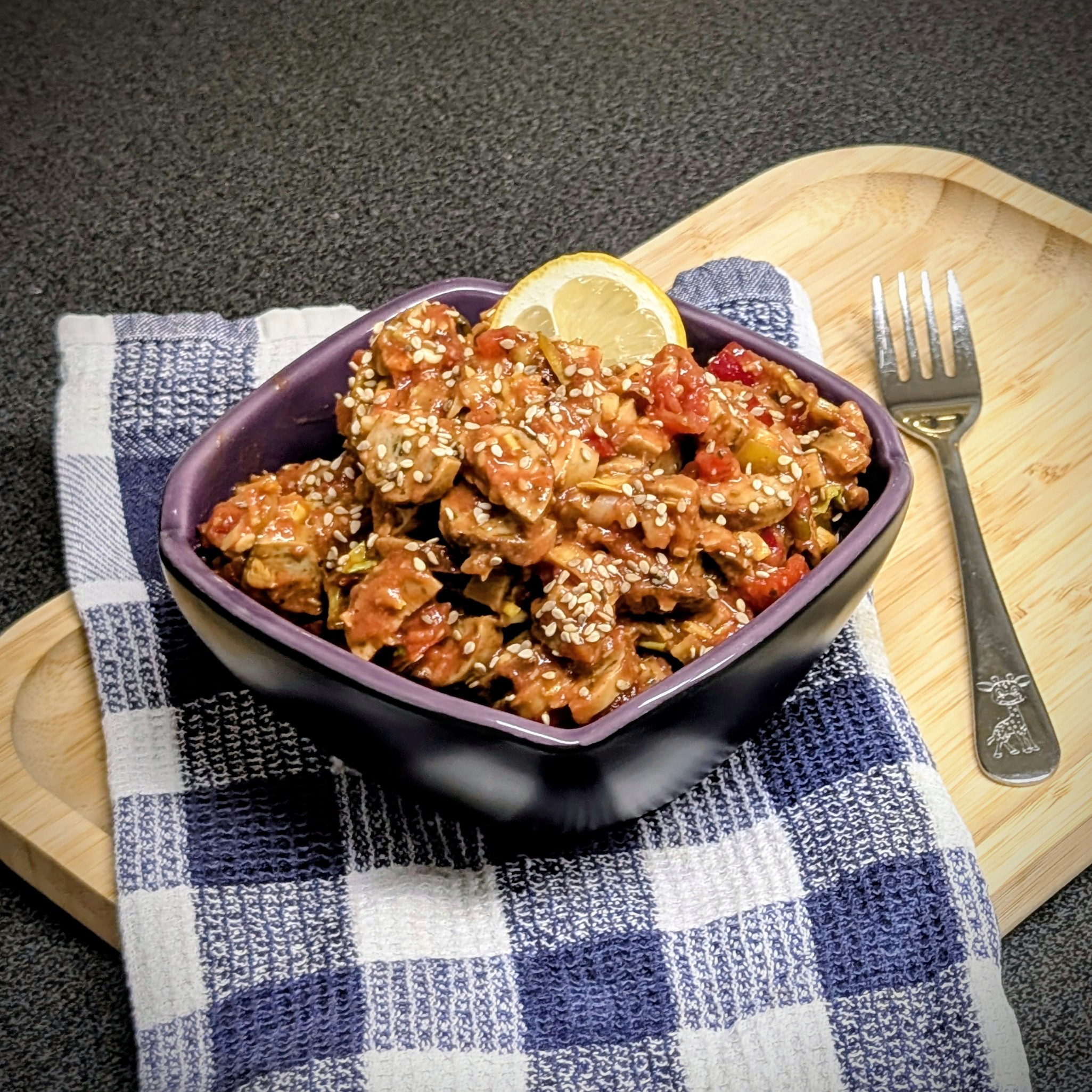 Geflügel-Wurstsalat mit fruchtiger Tomatensoße