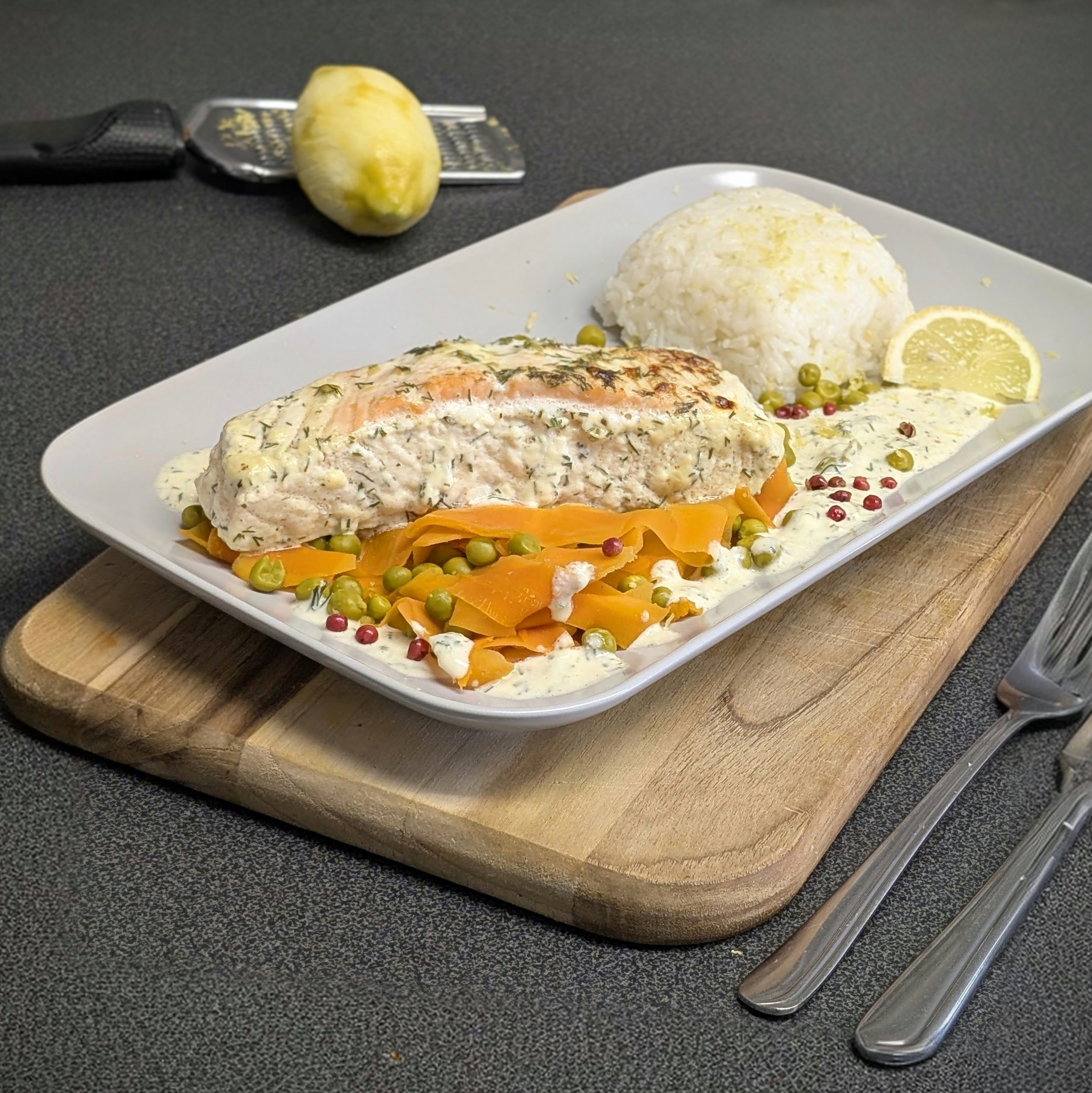 Lachs auf Möhren-Erbsen-Gemüse mit Zitronenreis