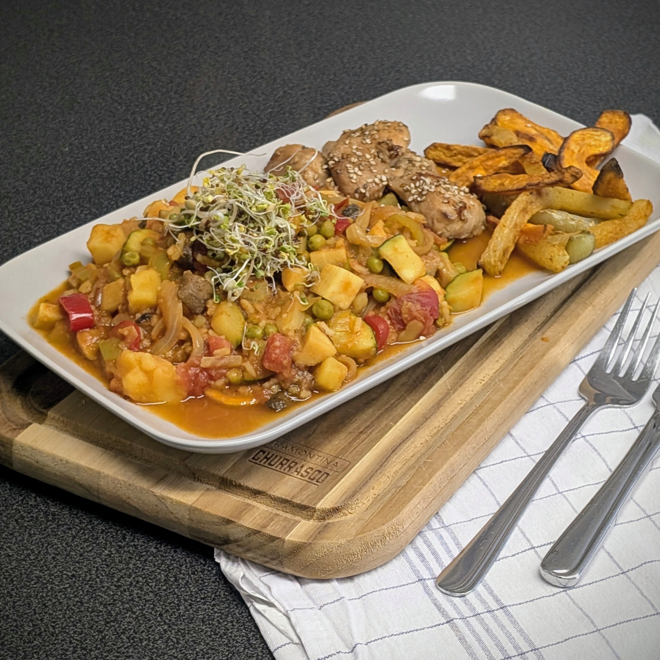 Chicken-Bites mit Gemüse und Zweierlei-Pommes
