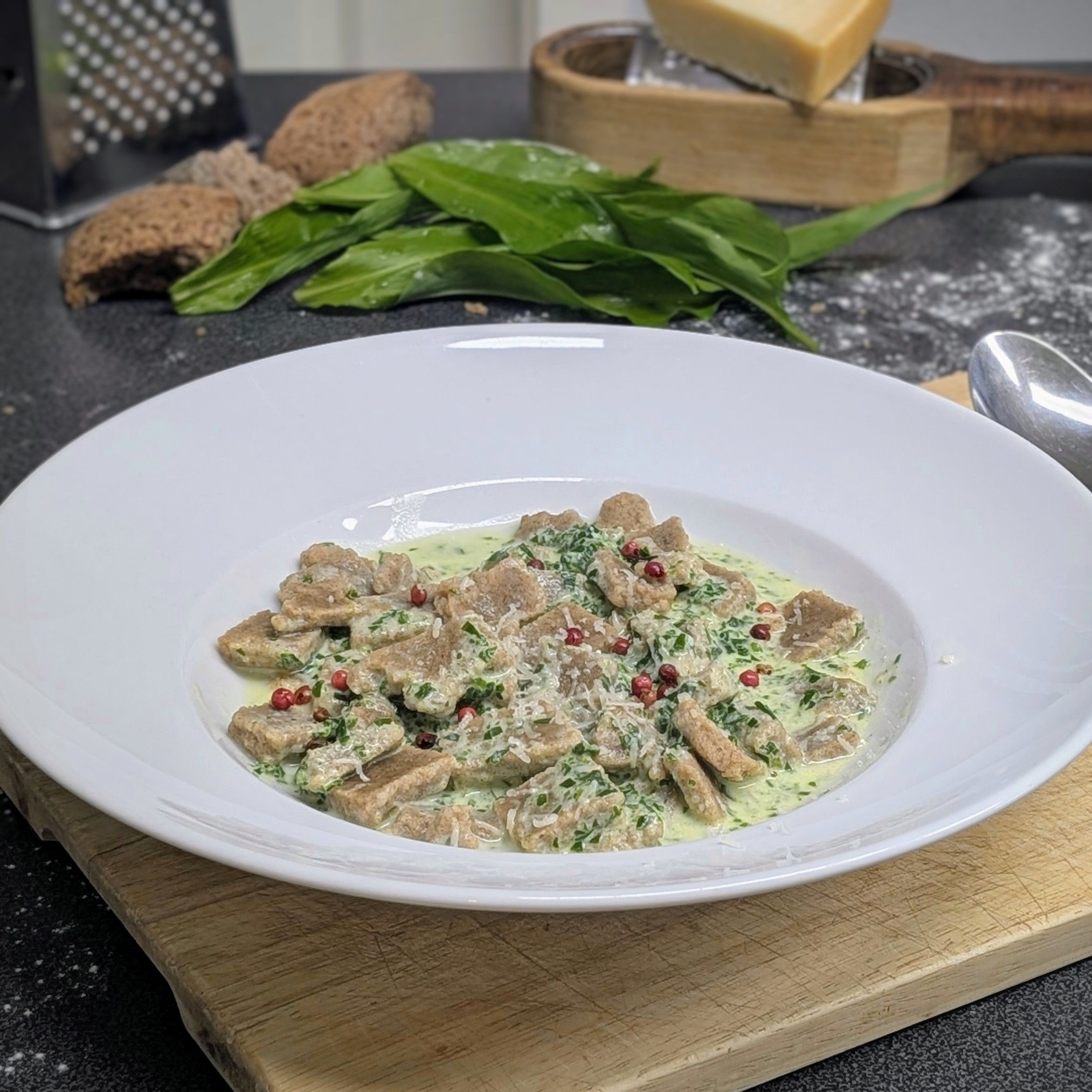 Hausgemachte Fleckerl in Bärlauch-Sahnesoße