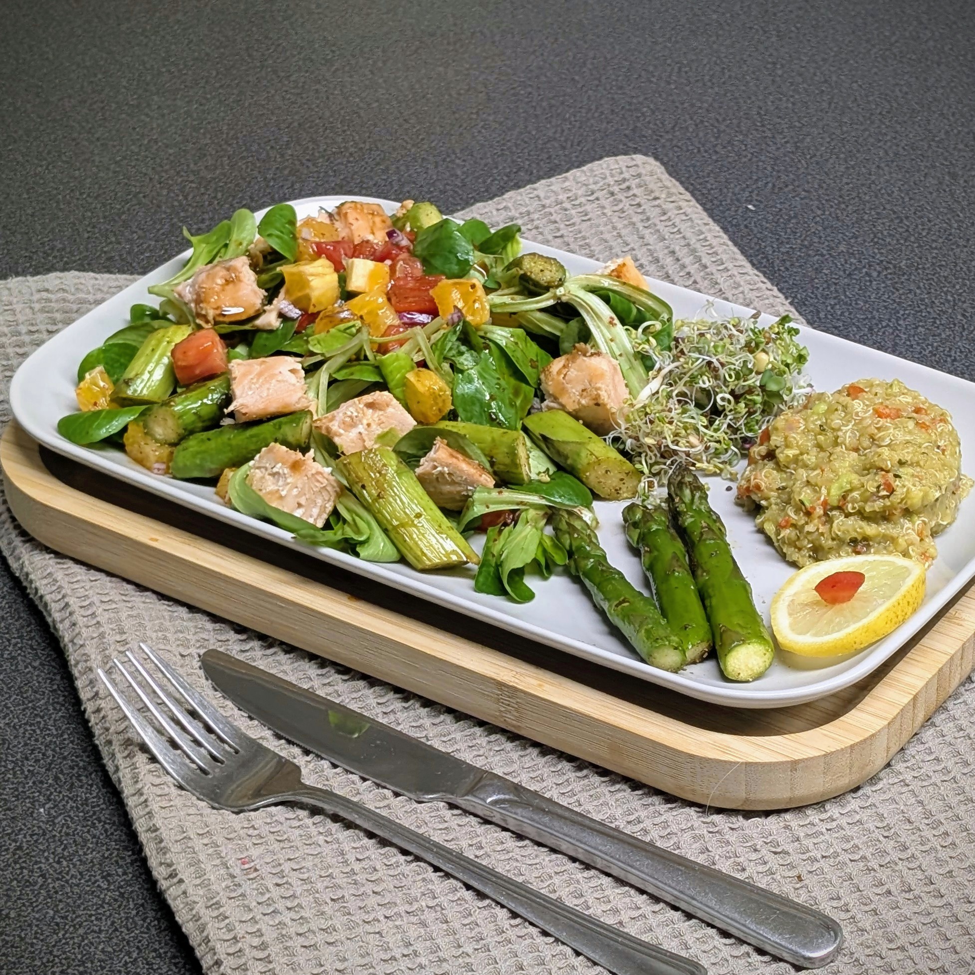 Wilder Lachs auf grünem Spargel & Avocado-Quinoa