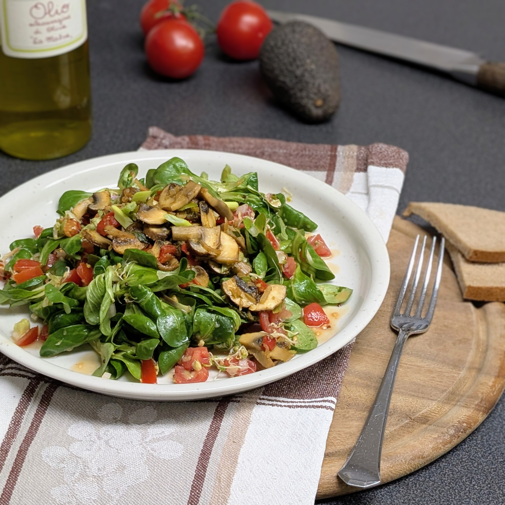 Warmer Pilz-Mix auf Feldsalat mit Argan-Finish