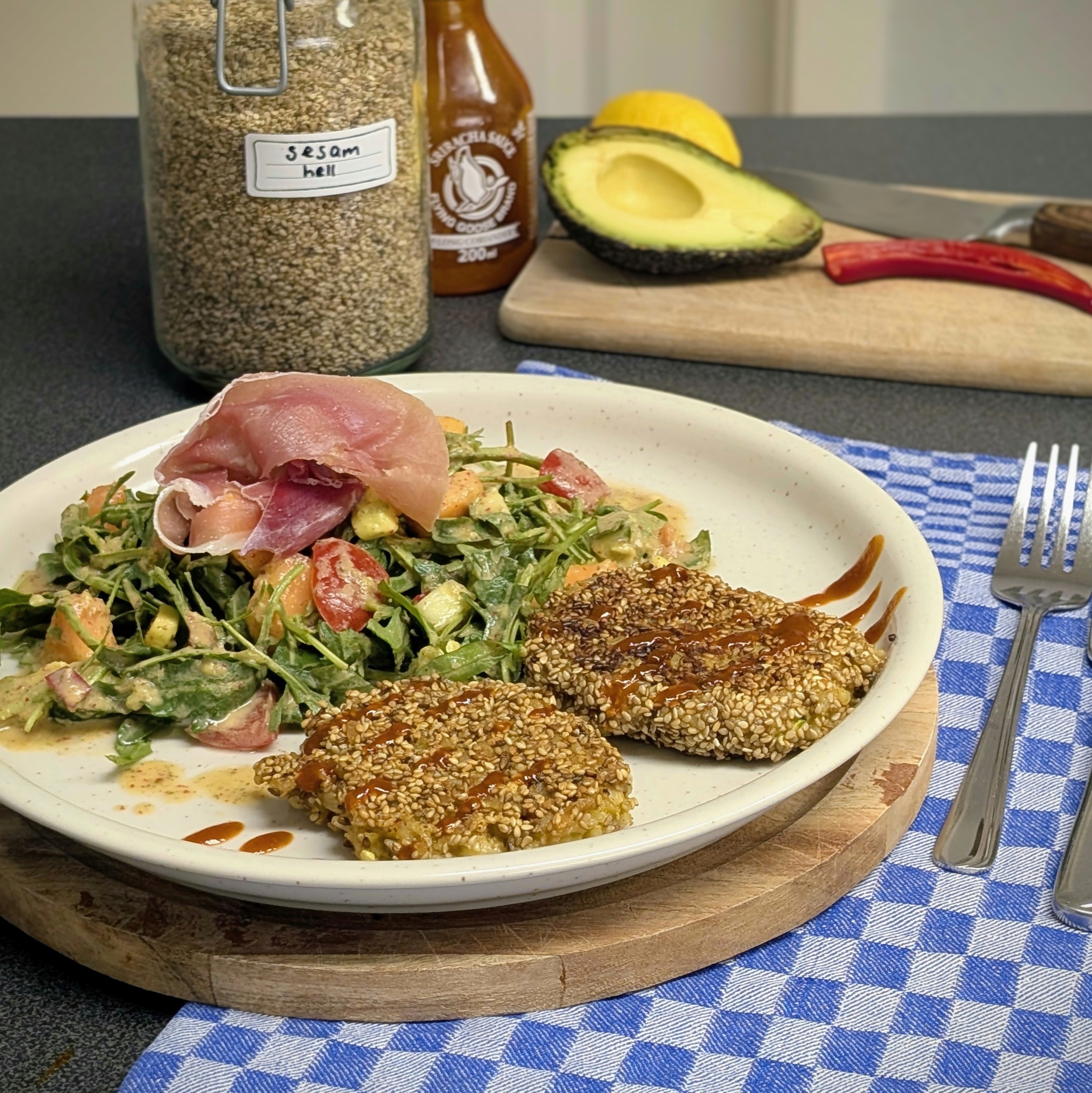 Knusprige Reis-Bratlinge auf Papaya-Rucola-Salat
