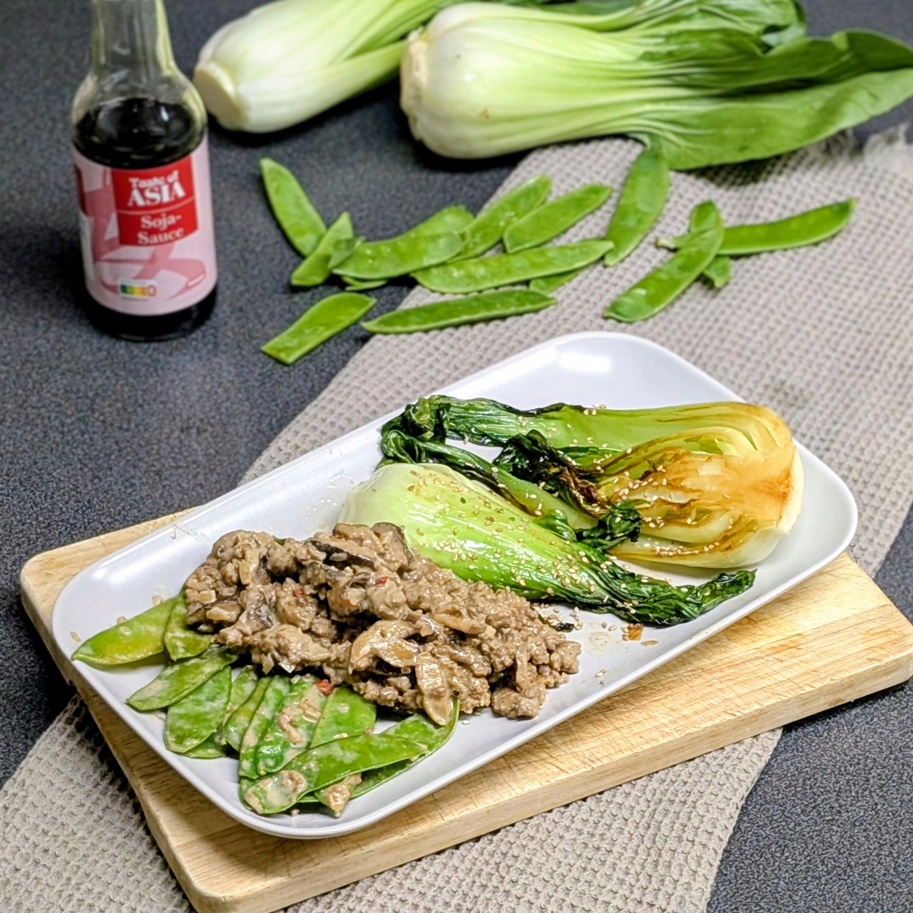 Shiitake-Hackfleisch mit gebratenem Pak Choi
