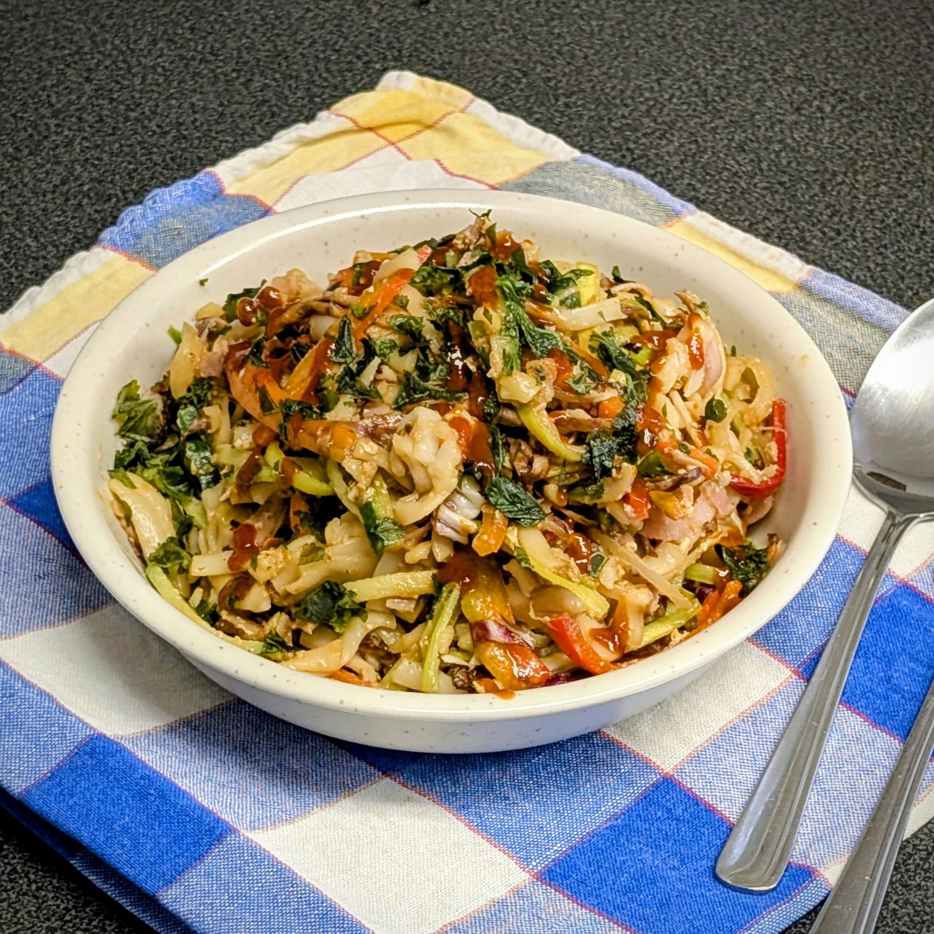 Asiatische Bratnudeln: Knackig & Proteinreich