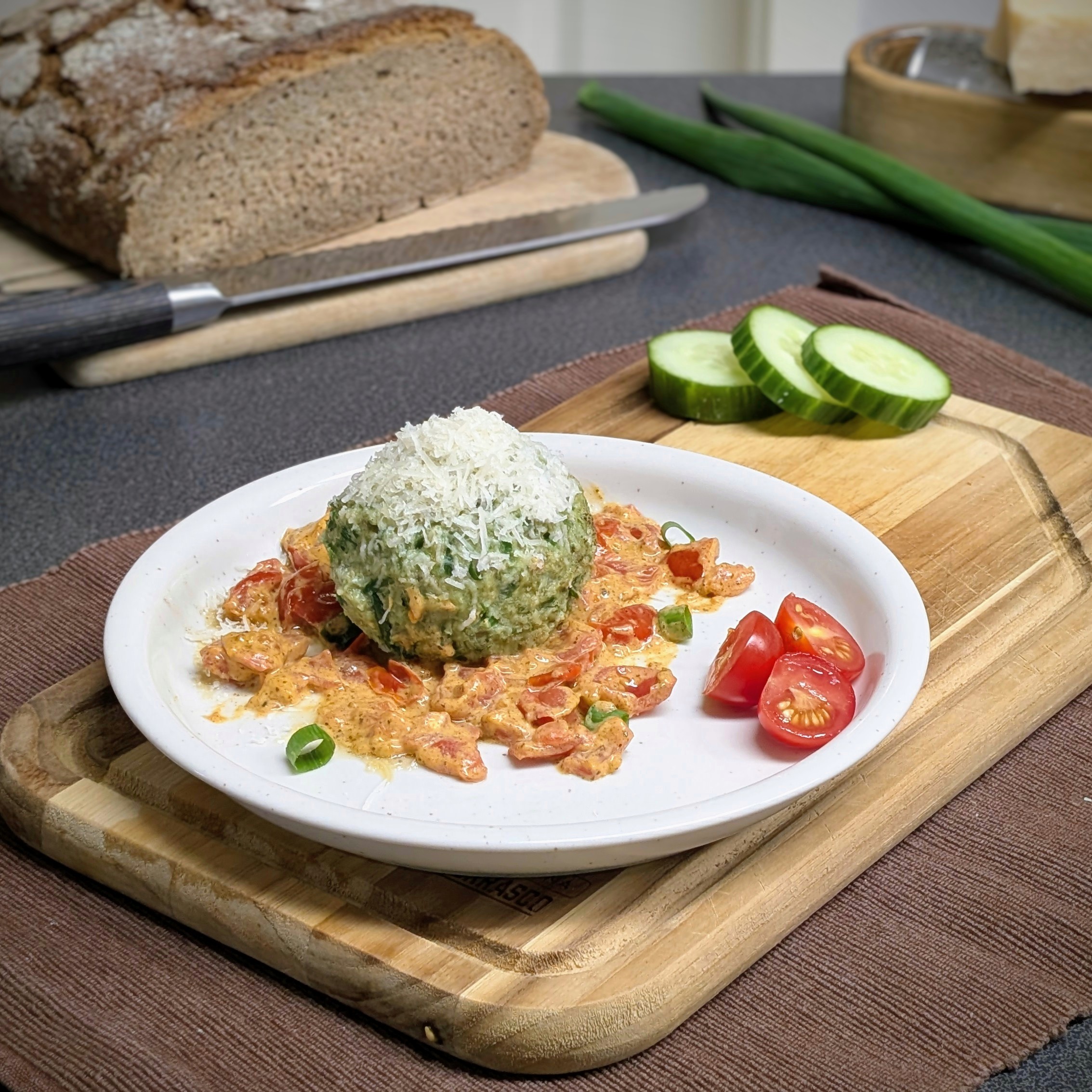 Bärlauchknödel auf cremigem Tomatenspiegel