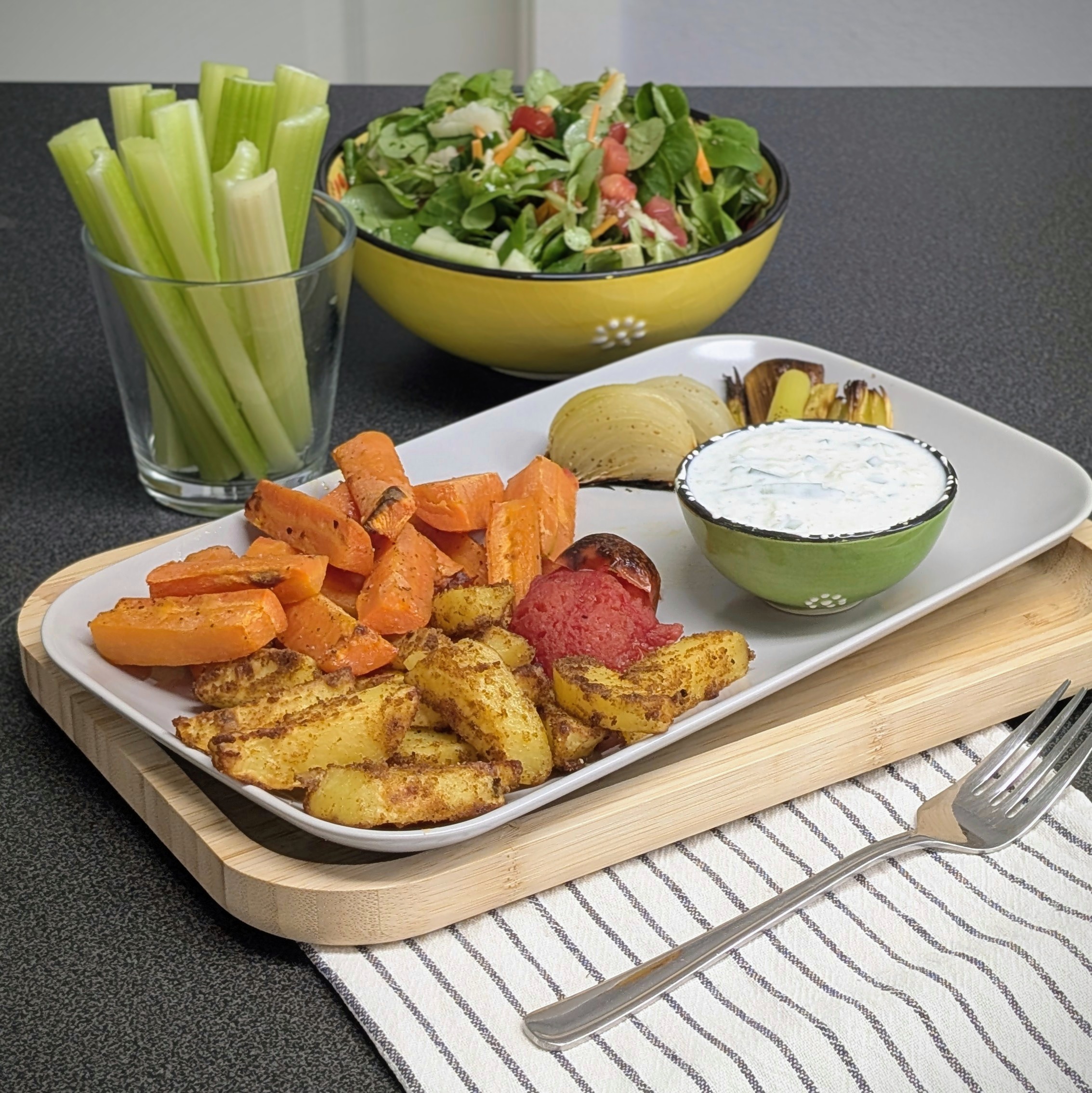 Ofen-Wedges mit Feldsalat, Karottensticks und Dip