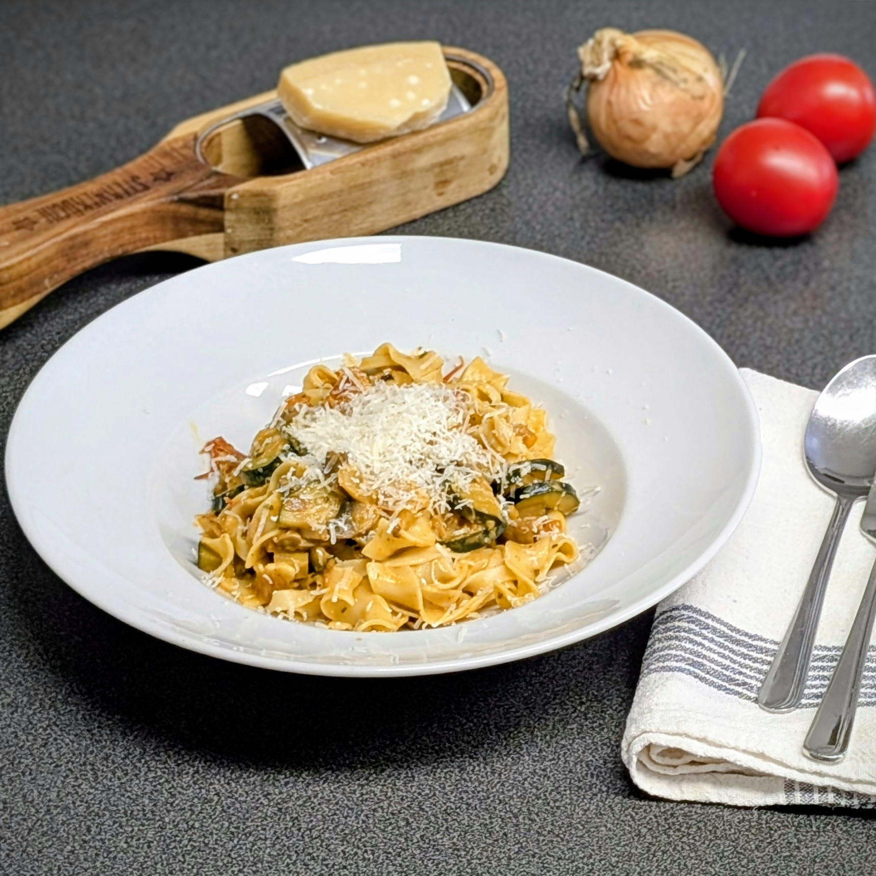 Bandnudeln mit buntem Pfannengemüse