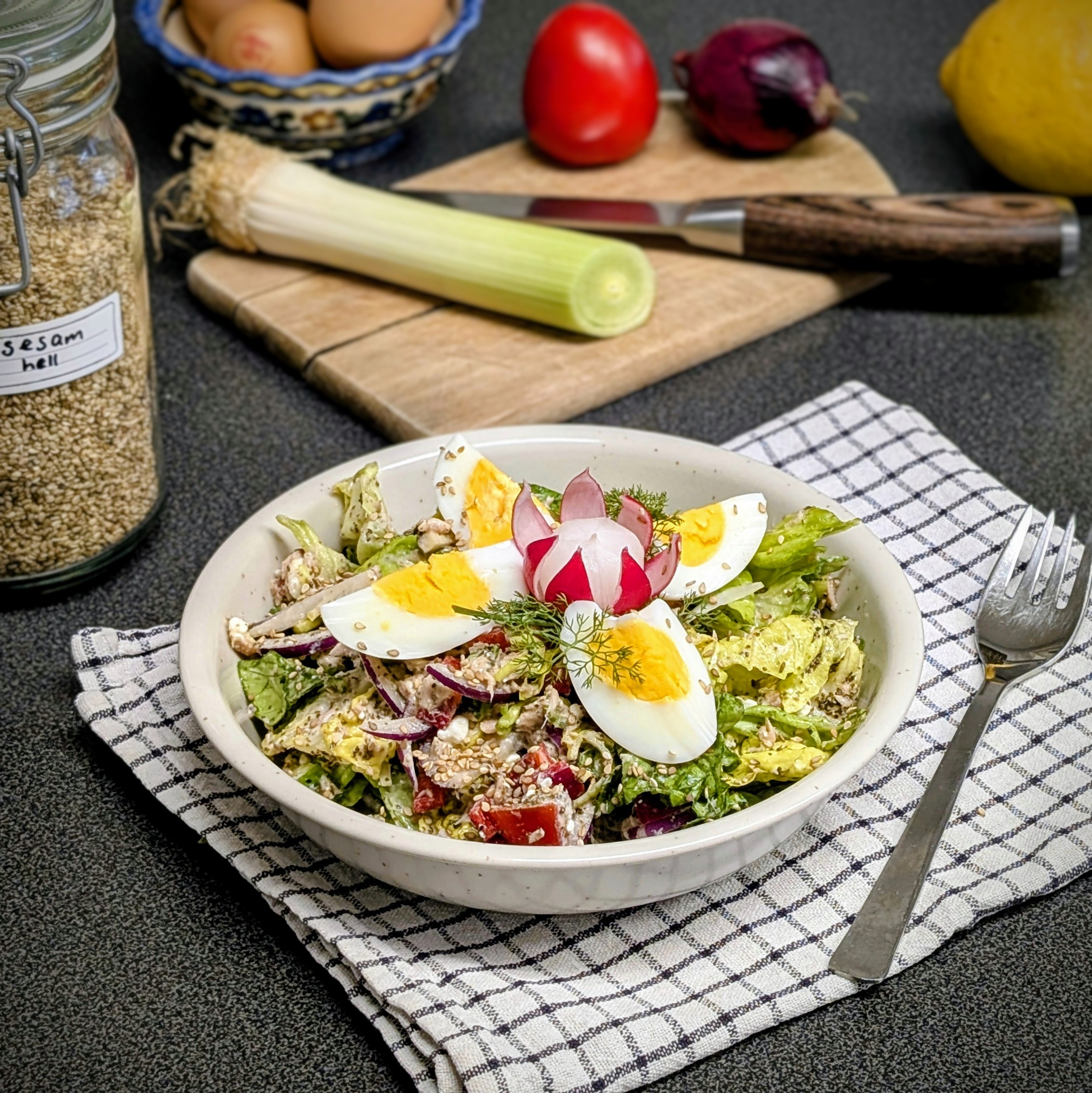 Thunfisch-Feta-Salat mit Brennnesselsamen und Ei