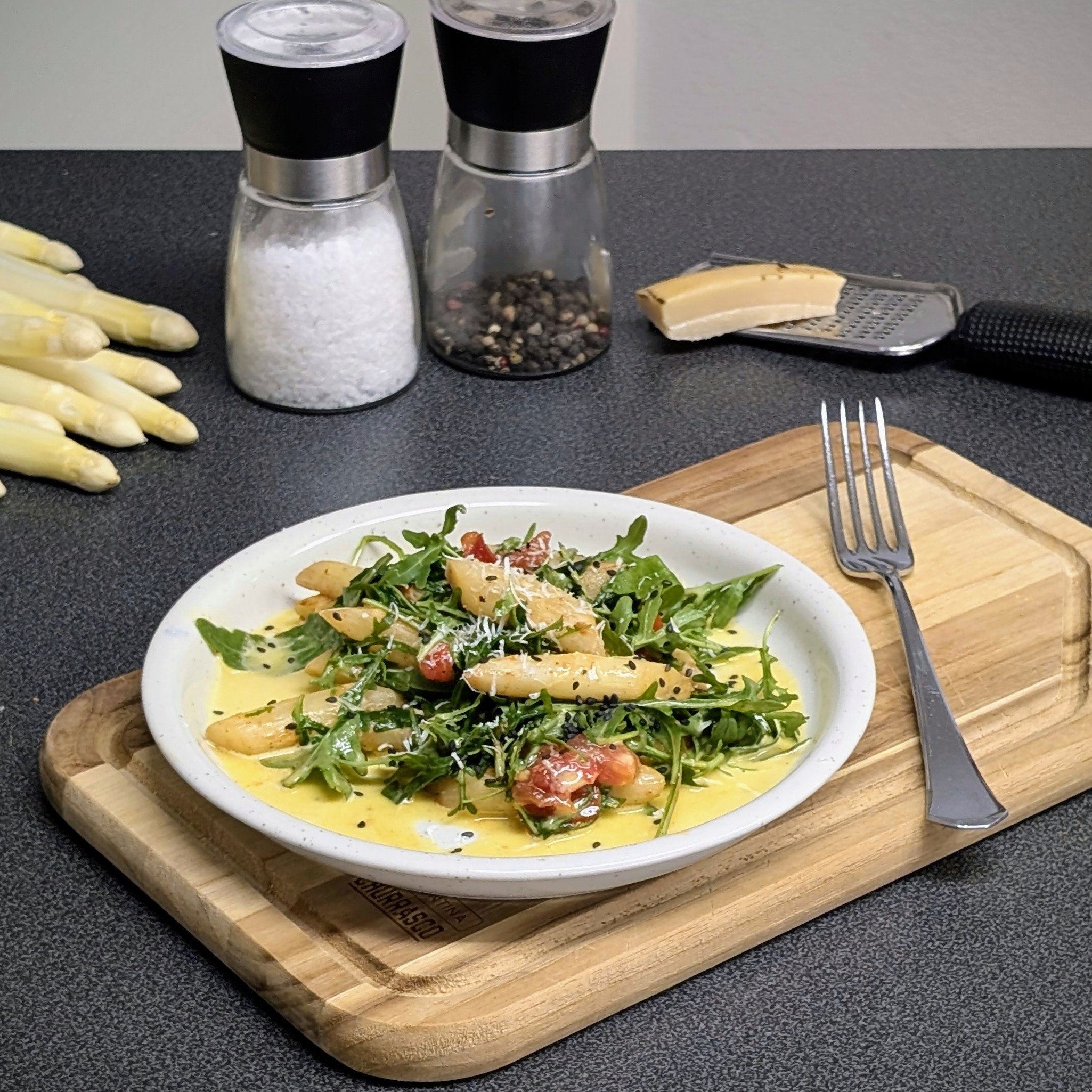 Warmer Rucola-Spargel-Salat mit Orangendressing