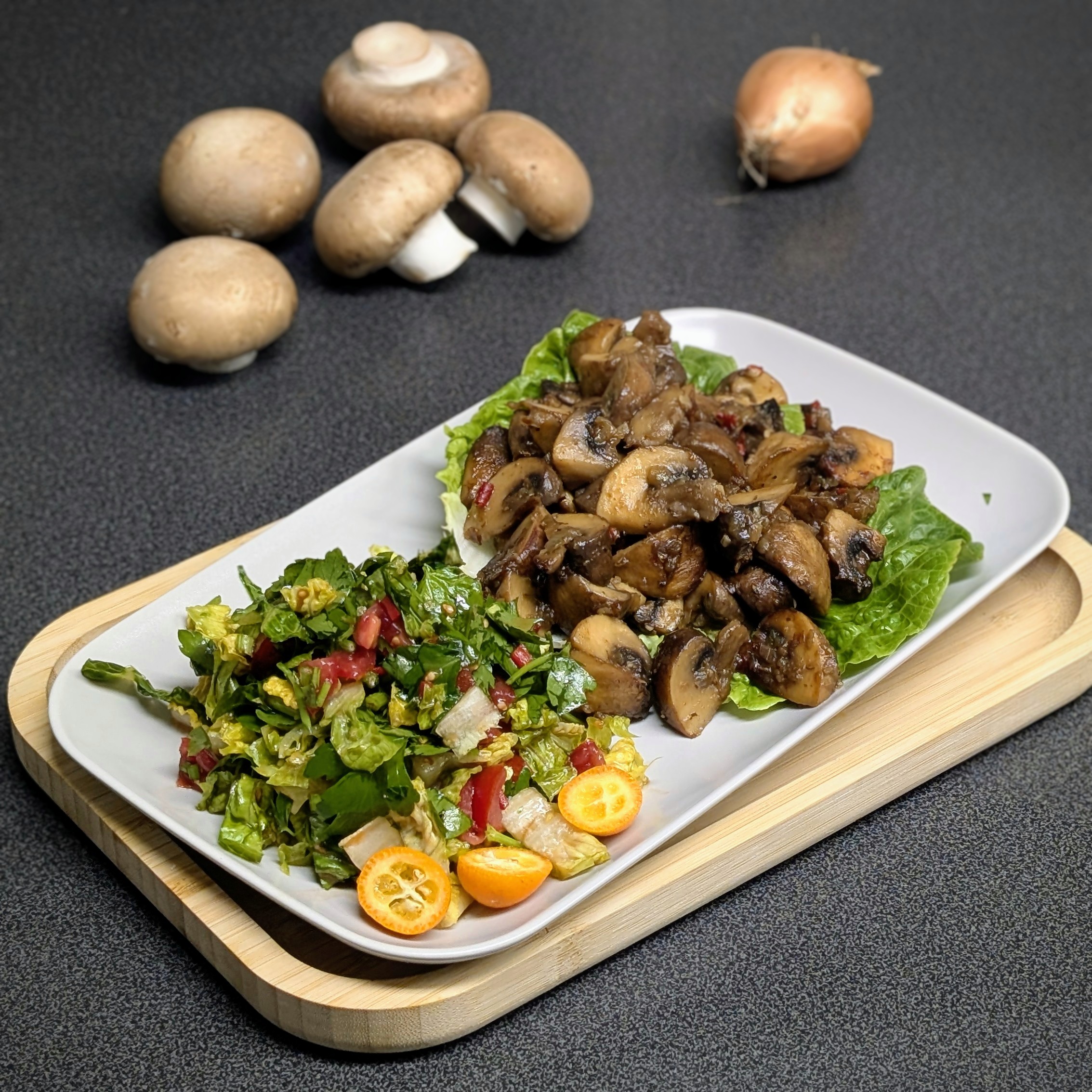 Chakalaka-Champignons mit Petersiliensalat