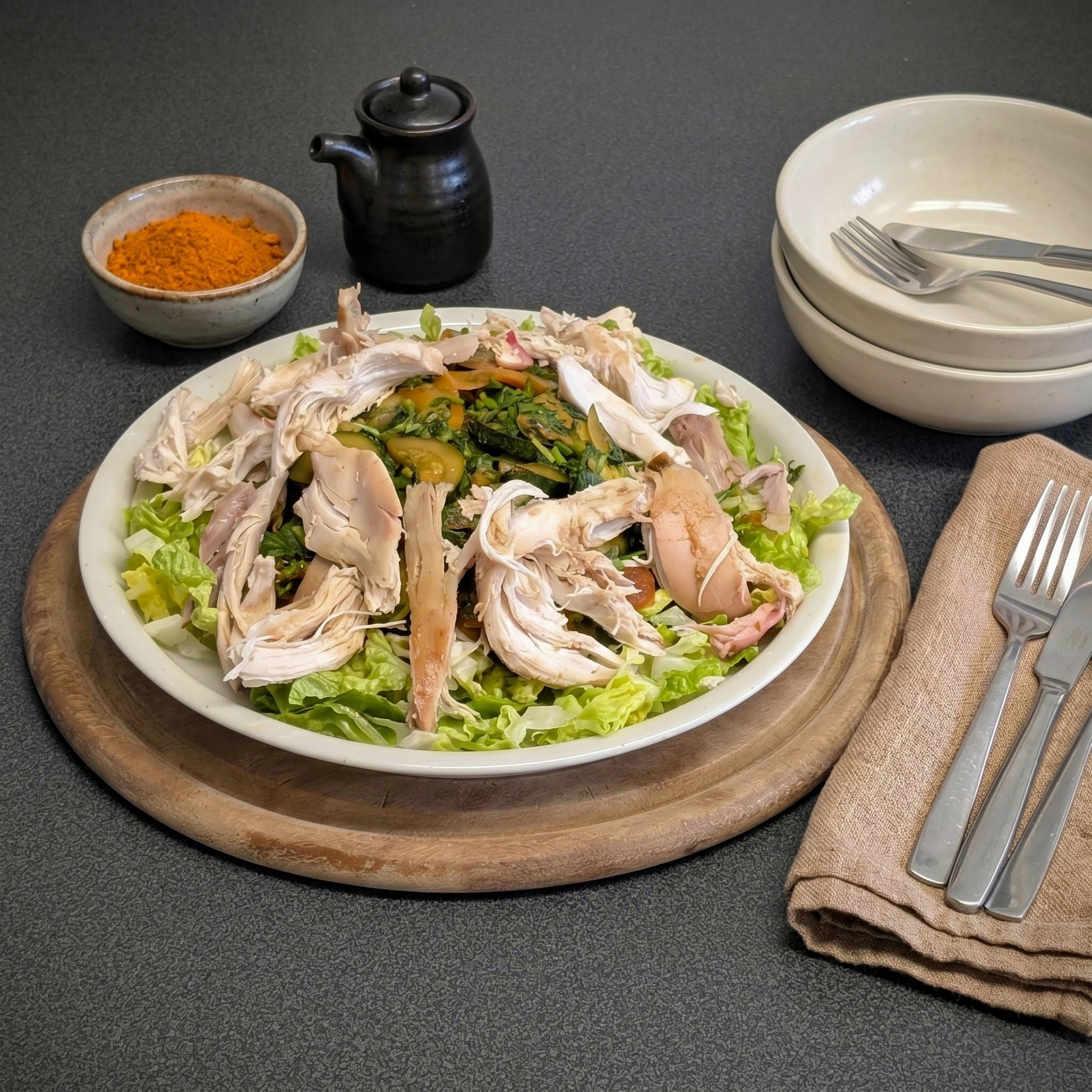 Hähnchenbrust auf Baharat-Gemüse und Salatbett