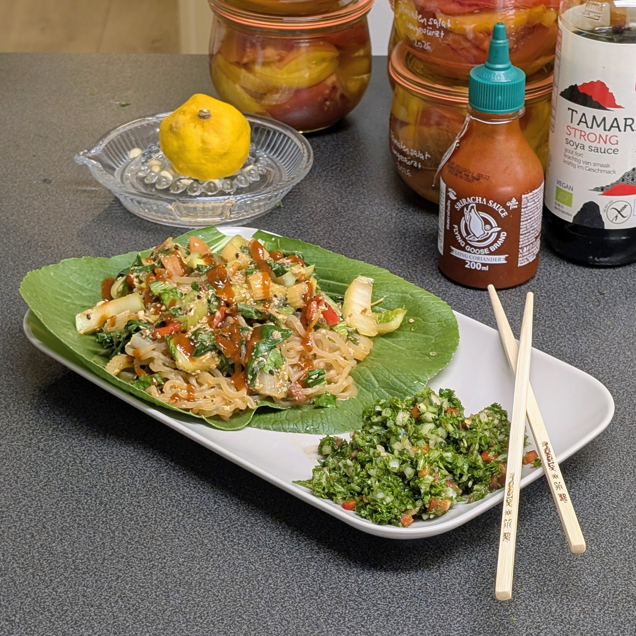 Shirataki-Nudeln auf knackigem Pak Choi