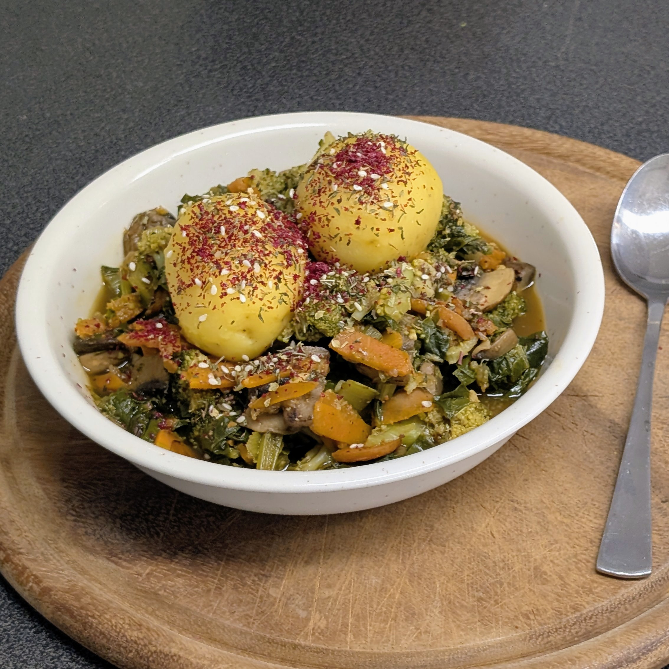 Brokkoli-Mangold-Pfanne mit Pellkartoffeln & Zatar