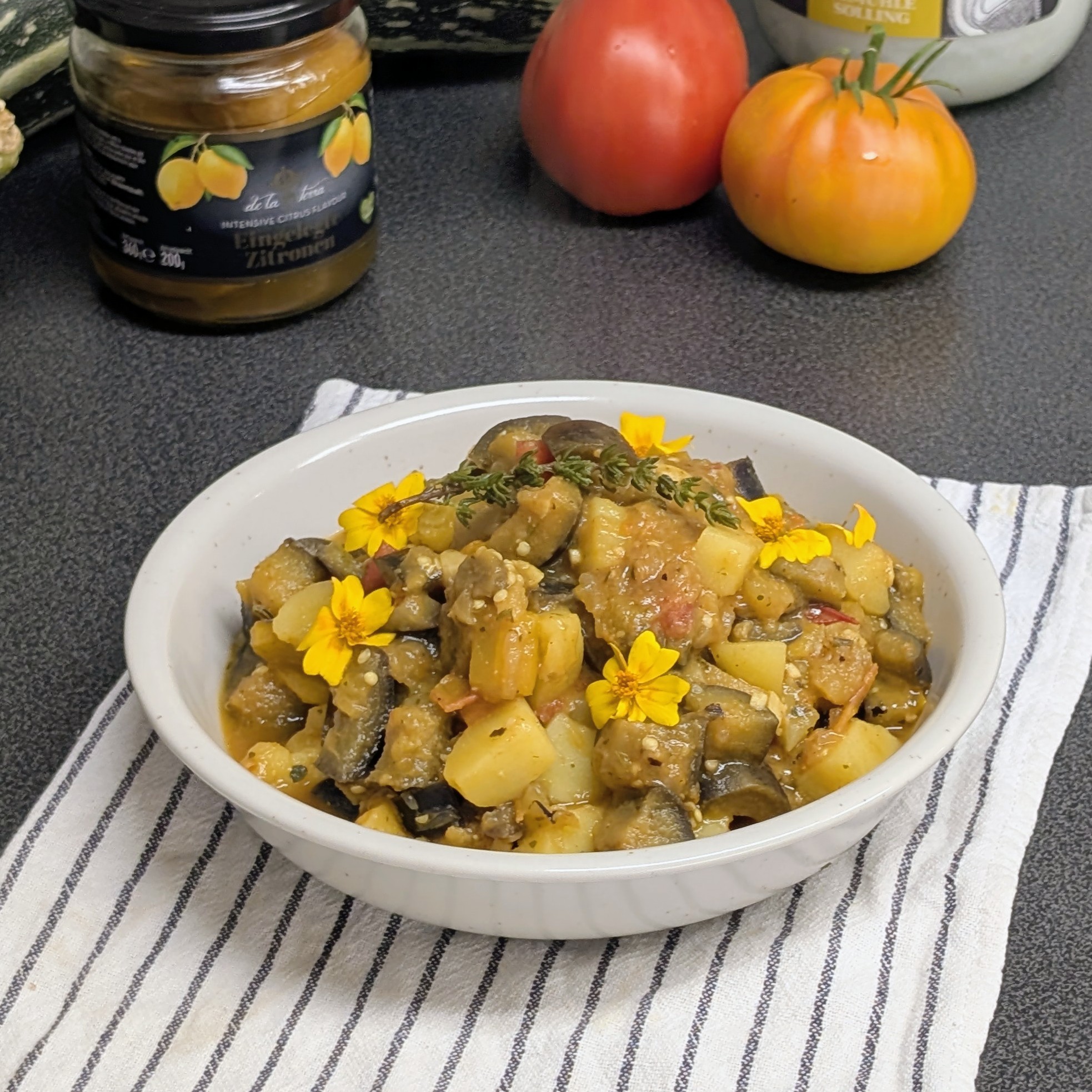 Auberginen-Tomaten-Pfanne mit Salzzitrone
