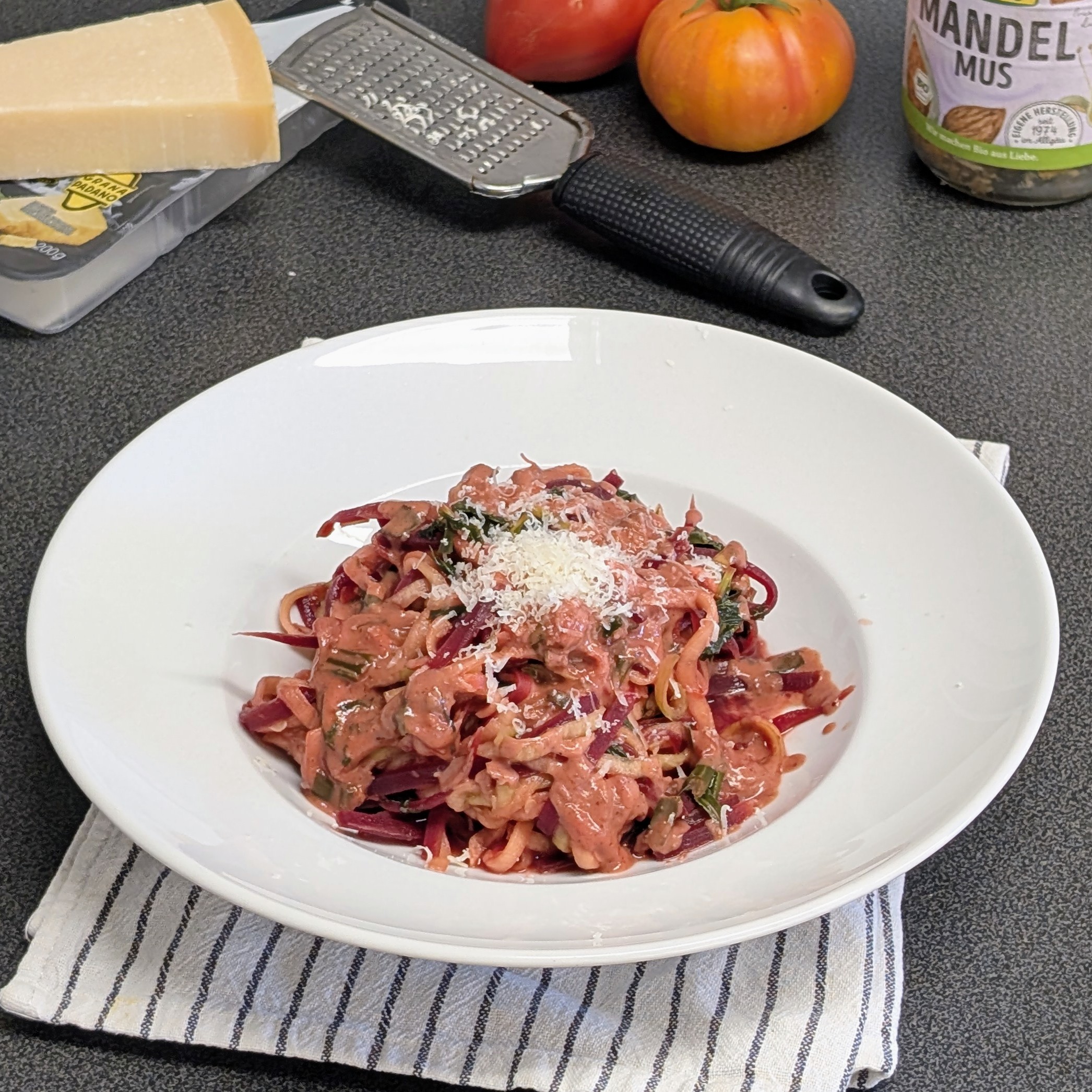 Zucchini-Beete-Nudeln mit Parmesan-Mandel-Soße