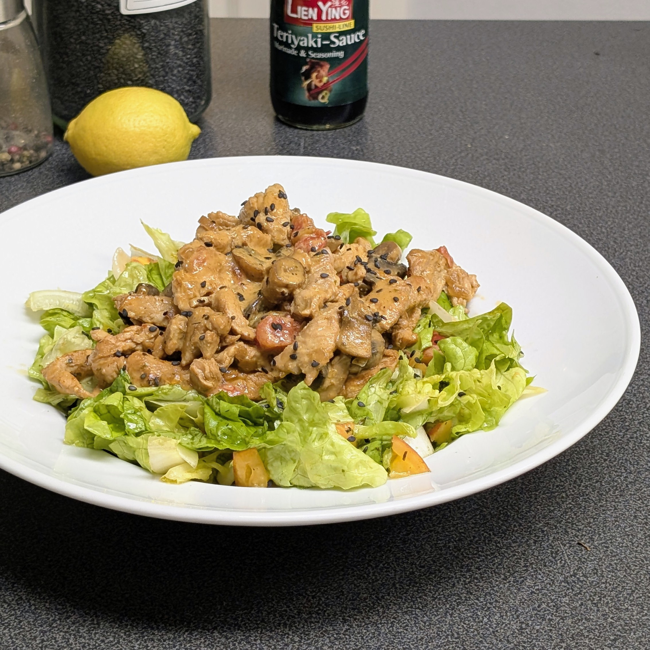 Puten-Pilz-Pfanne auf knackigem Salatbett