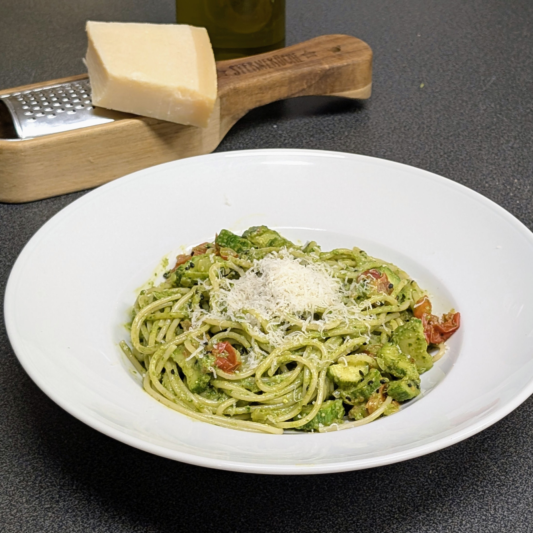 Emmer-Spaghetti mit Mizuna-Pesto und Gemüse