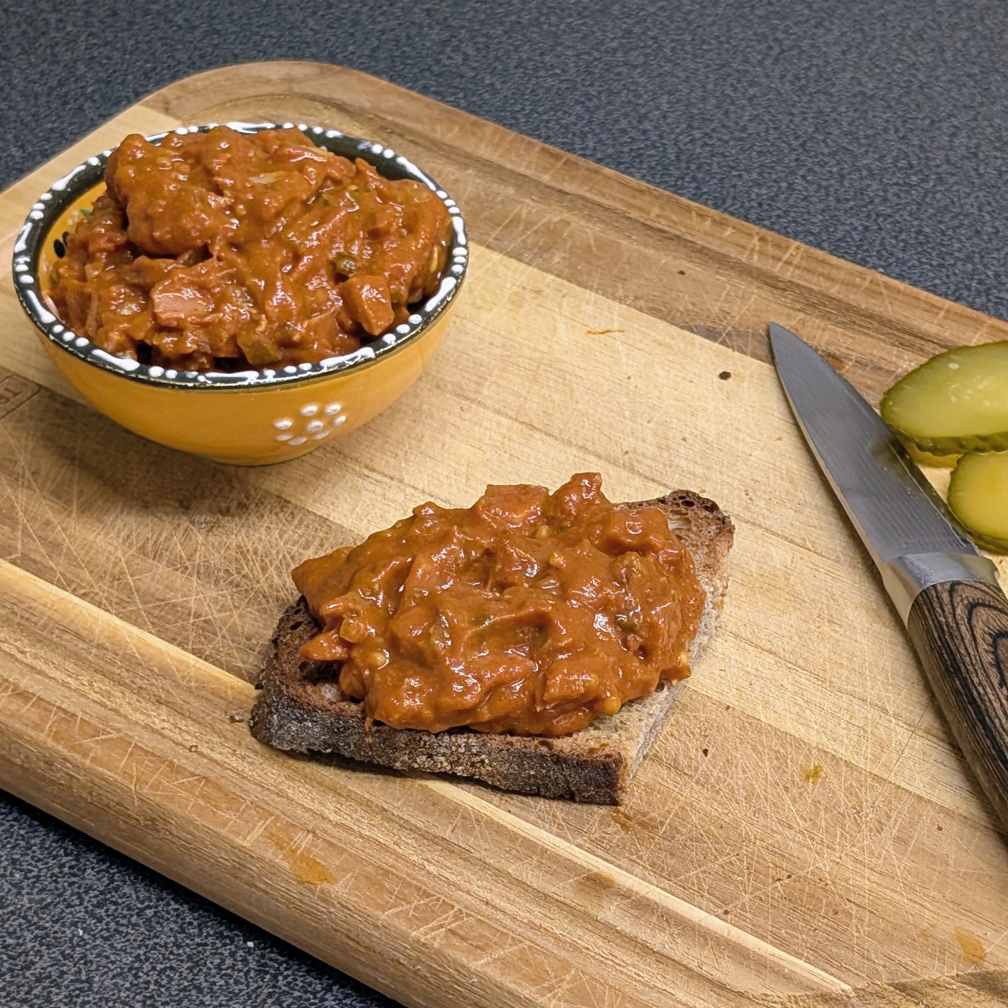Fleischsalat, hausgemacht mit Currynote