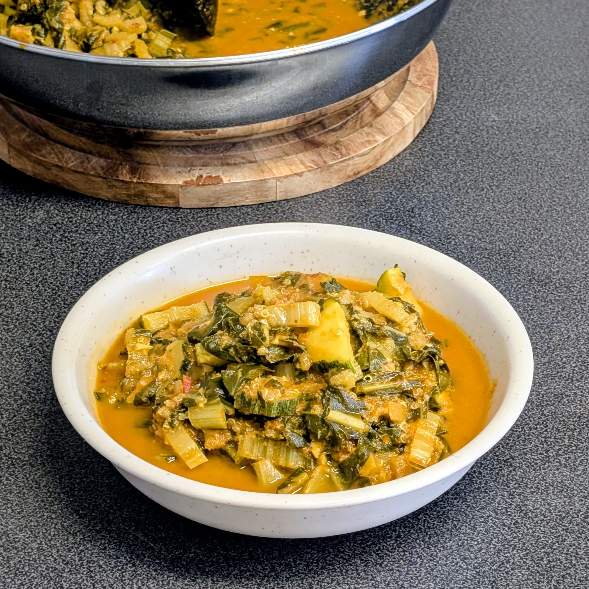Mangold-Schmorpfanne mit Kokos & Quinoa
